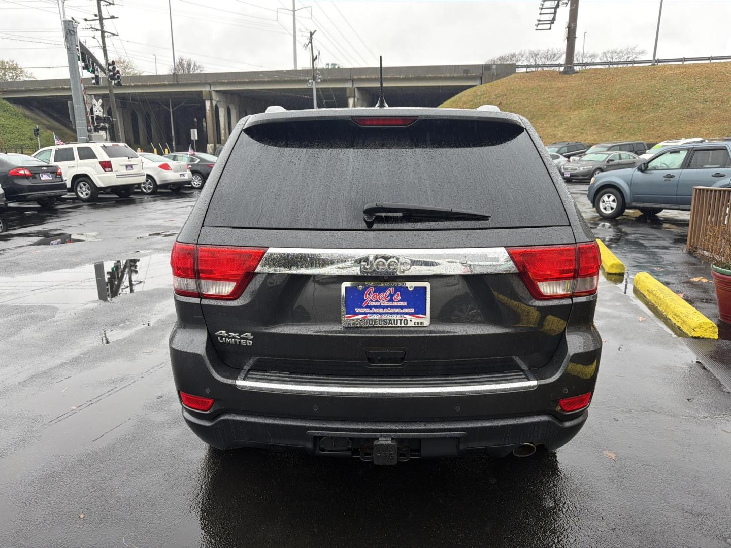 2011 Gray Jeep Grand Cherokee Limited 4WD (1J4RR5GG0BC) with an 3.6L V6 DOHC 24V engine, 5-Speed Automatic transmission, located at 5700 Curlew Drive, Norfolk, VA, 23502, (757) 455-6330, 36.841885, -76.209412 - Photo#3