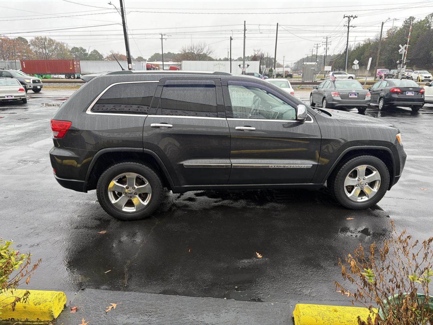 2011 Gray Jeep Grand Cherokee Limited 4WD (1J4RR5GG0BC) with an 3.6L V6 DOHC 24V engine, 5-Speed Automatic transmission, located at 5700 Curlew Drive, Norfolk, VA, 23502, (757) 455-6330, 36.841885, -76.209412 - Photo#4