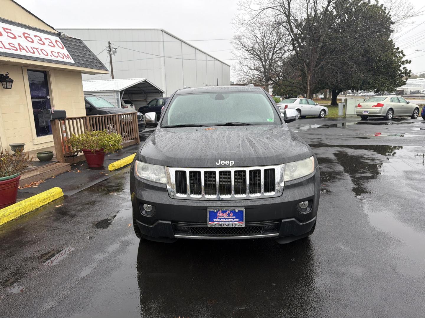 2011 Gray Jeep Grand Cherokee Limited 4WD (1J4RR5GG0BC) with an 3.6L V6 DOHC 24V engine, 5-Speed Automatic transmission, located at 5700 Curlew Drive, Norfolk, VA, 23502, (757) 455-6330, 36.841885, -76.209412 - Photo#5