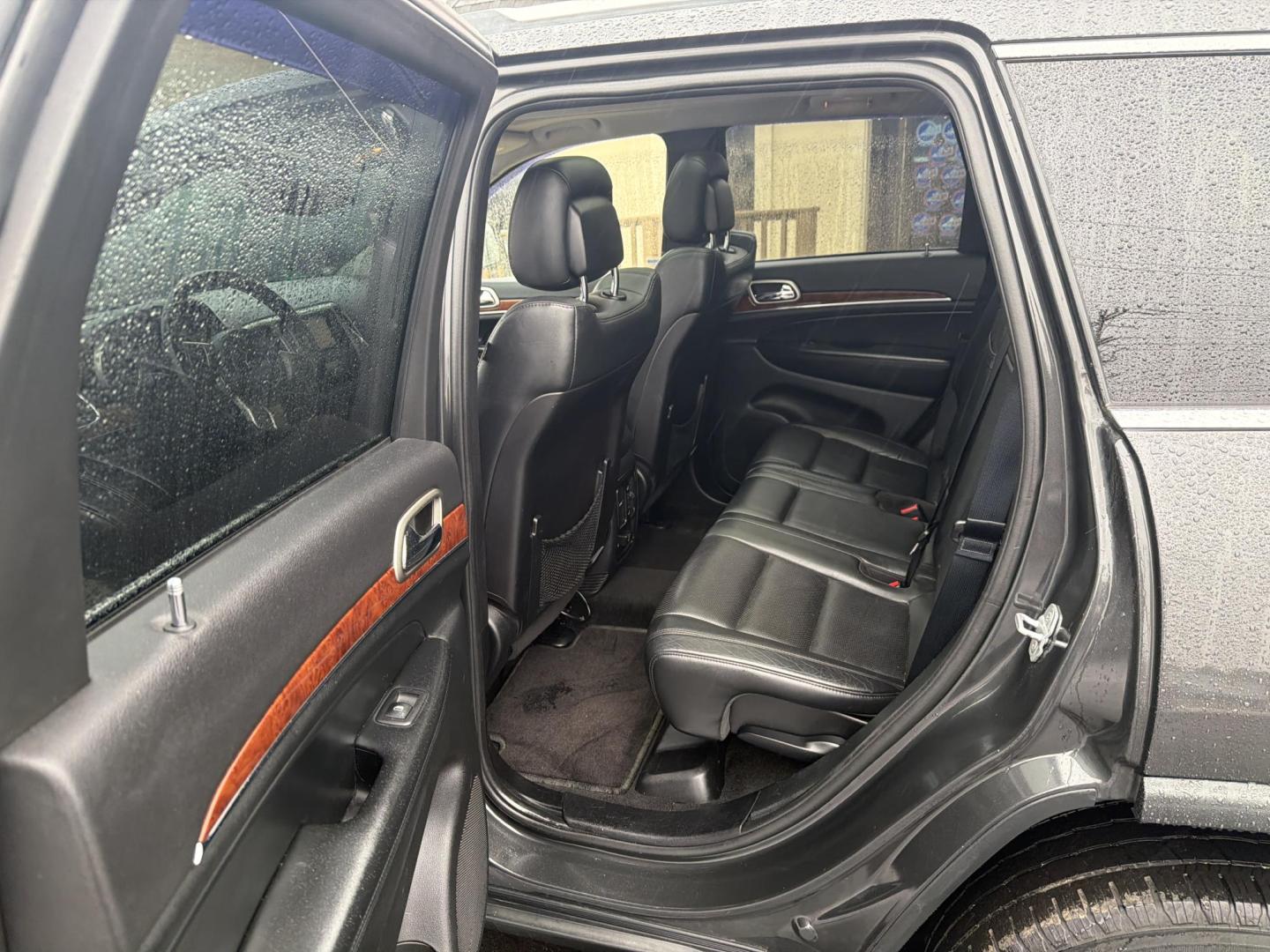 2011 Gray Jeep Grand Cherokee Limited 4WD (1J4RR5GG0BC) with an 3.6L V6 DOHC 24V engine, 5-Speed Automatic transmission, located at 5700 Curlew Drive, Norfolk, VA, 23502, (757) 455-6330, 36.841885, -76.209412 - Photo#9