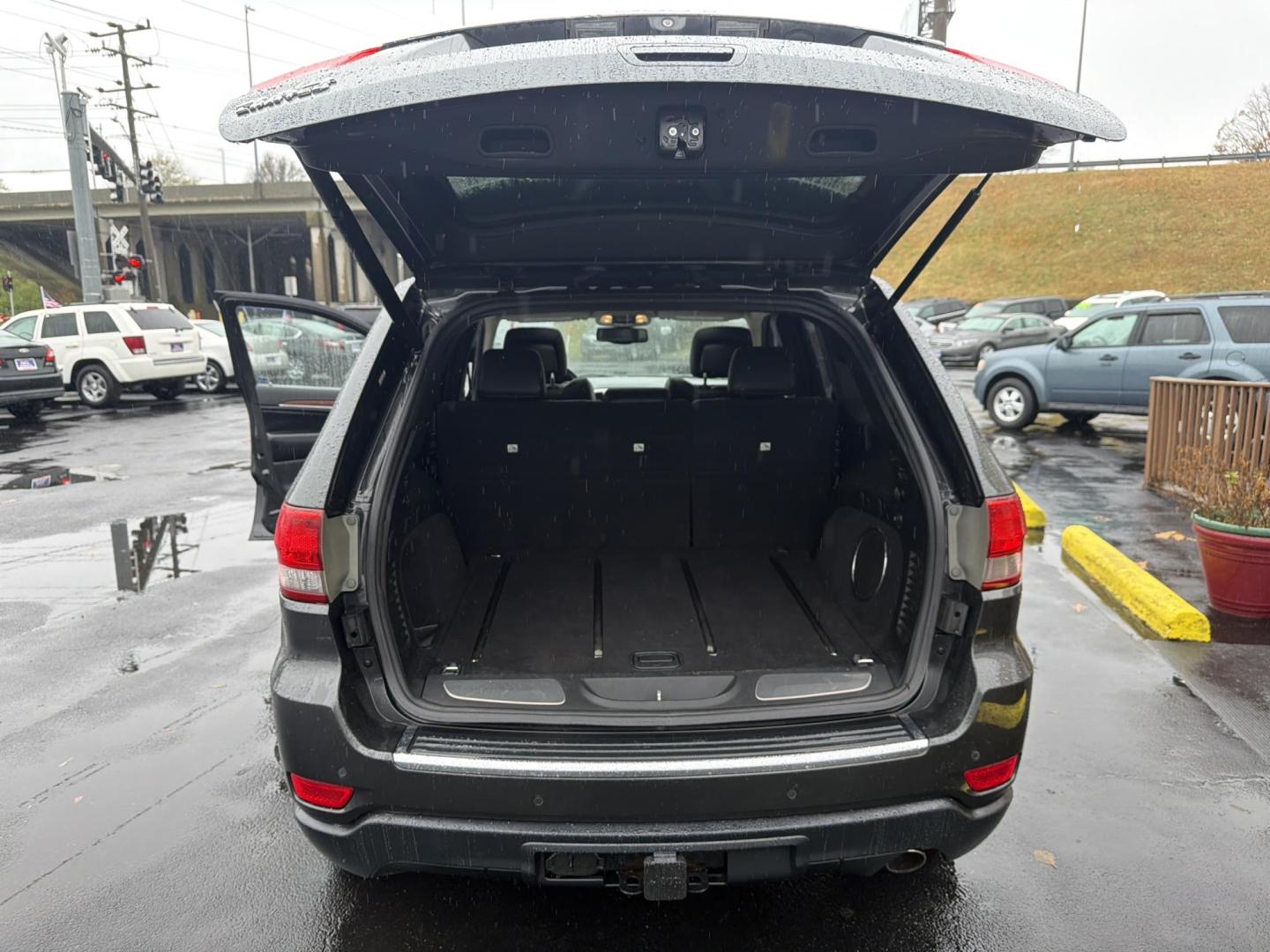 2011 Gray Jeep Grand Cherokee Limited 4WD (1J4RR5GG0BC) with an 3.6L V6 DOHC 24V engine, 5-Speed Automatic transmission, located at 5700 Curlew Drive, Norfolk, VA, 23502, (757) 455-6330, 36.841885, -76.209412 - Photo#11