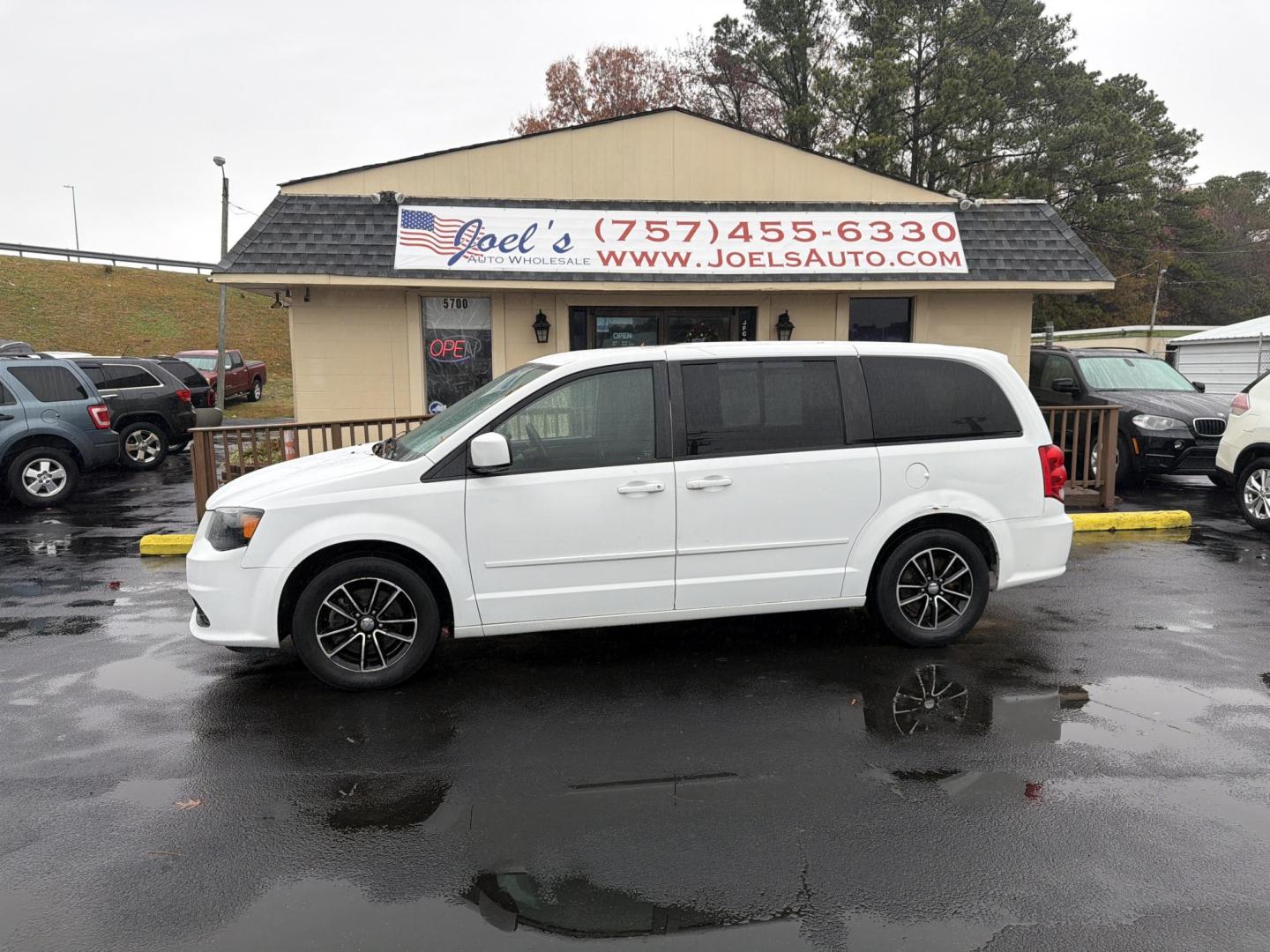 2015 Dodge Grand Caravan SE (2C4RDGBG3FR) with an 3.6L V6 DOHC 24V engine, 6-Speed Automatic transmission, located at 5700 Curlew Drive, Norfolk, VA, 23502, (757) 455-6330, 36.841885, -76.209412 - Photo#1