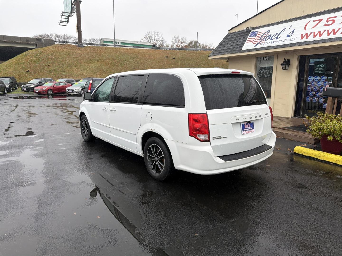 2015 Dodge Grand Caravan SE (2C4RDGBG3FR) with an 3.6L V6 DOHC 24V engine, 6-Speed Automatic transmission, located at 5700 Curlew Drive, Norfolk, VA, 23502, (757) 455-6330, 36.841885, -76.209412 - Photo#2