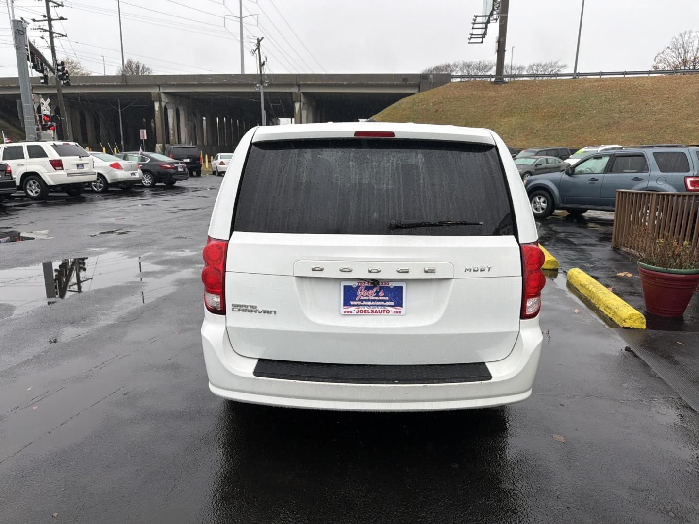2015 Dodge Grand Caravan SE (2C4RDGBG3FR) with an 3.6L V6 DOHC 24V engine, 6-Speed Automatic transmission, located at 5700 Curlew Drive, Norfolk, VA, 23502, (757) 455-6330, 36.841885, -76.209412 - Photo#3