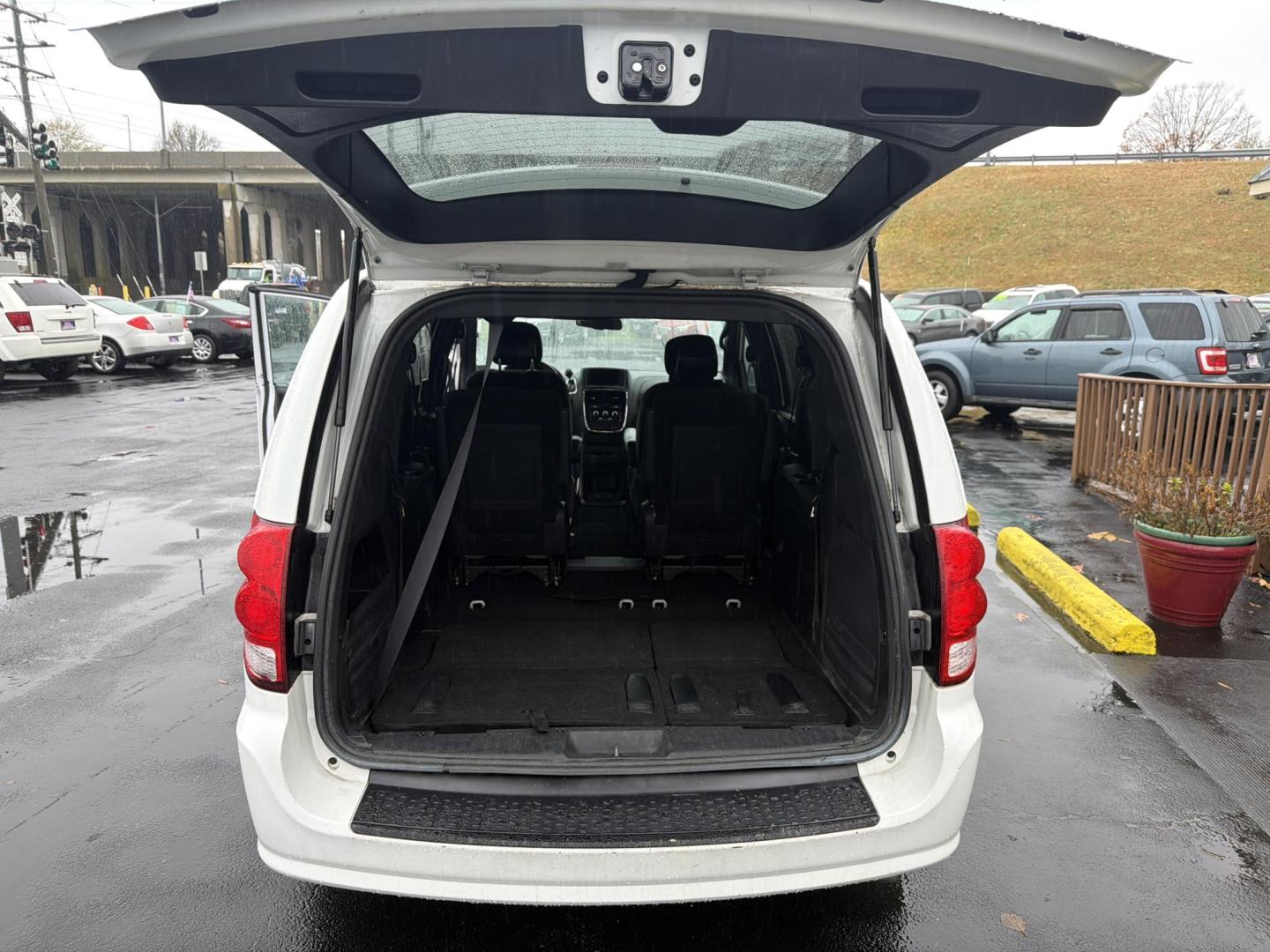 2015 Dodge Grand Caravan SE (2C4RDGBG3FR) with an 3.6L V6 DOHC 24V engine, 6-Speed Automatic transmission, located at 5700 Curlew Drive, Norfolk, VA, 23502, (757) 455-6330, 36.841885, -76.209412 - Photo#10
