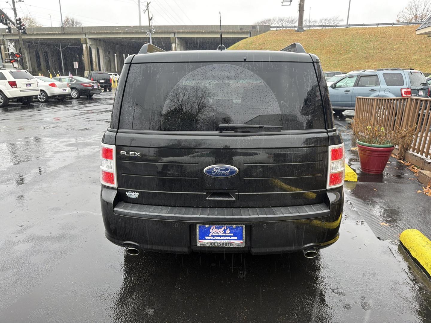 2014 Black Ford Flex SE FWD (2FMGK5B82EB) with an 3.5L V6 DOHC 24V engine, 6-Speed Automatic Overdrive transmission, located at 5700 Curlew Drive, Norfolk, VA, 23502, (757) 455-6330, 36.841885, -76.209412 - Photo#3