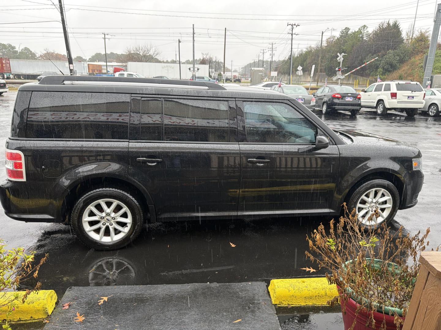 2014 Black Ford Flex SE FWD (2FMGK5B82EB) with an 3.5L V6 DOHC 24V engine, 6-Speed Automatic Overdrive transmission, located at 5700 Curlew Drive, Norfolk, VA, 23502, (757) 455-6330, 36.841885, -76.209412 - Photo#4