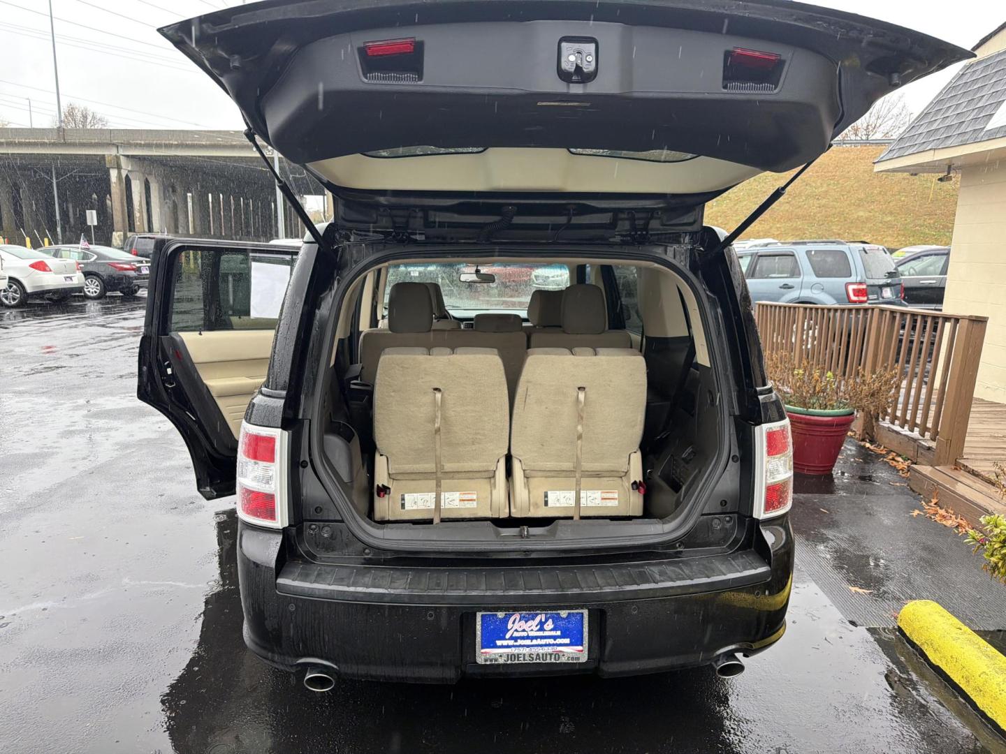 2014 Black Ford Flex SE FWD (2FMGK5B82EB) with an 3.5L V6 DOHC 24V engine, 6-Speed Automatic Overdrive transmission, located at 5700 Curlew Drive, Norfolk, VA, 23502, (757) 455-6330, 36.841885, -76.209412 - Photo#11