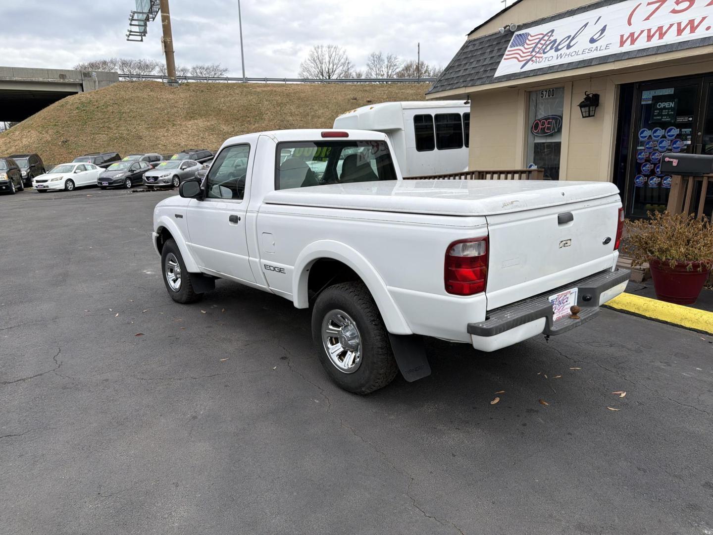 2001 White Ford Ranger Edge 3.0 2WD (1FTYR10U41T) with an 3.0L V6 OHV 12V engine, located at 5700 Curlew Drive, Norfolk, VA, 23502, (757) 455-6330, 36.841885, -76.209412 - Photo#2