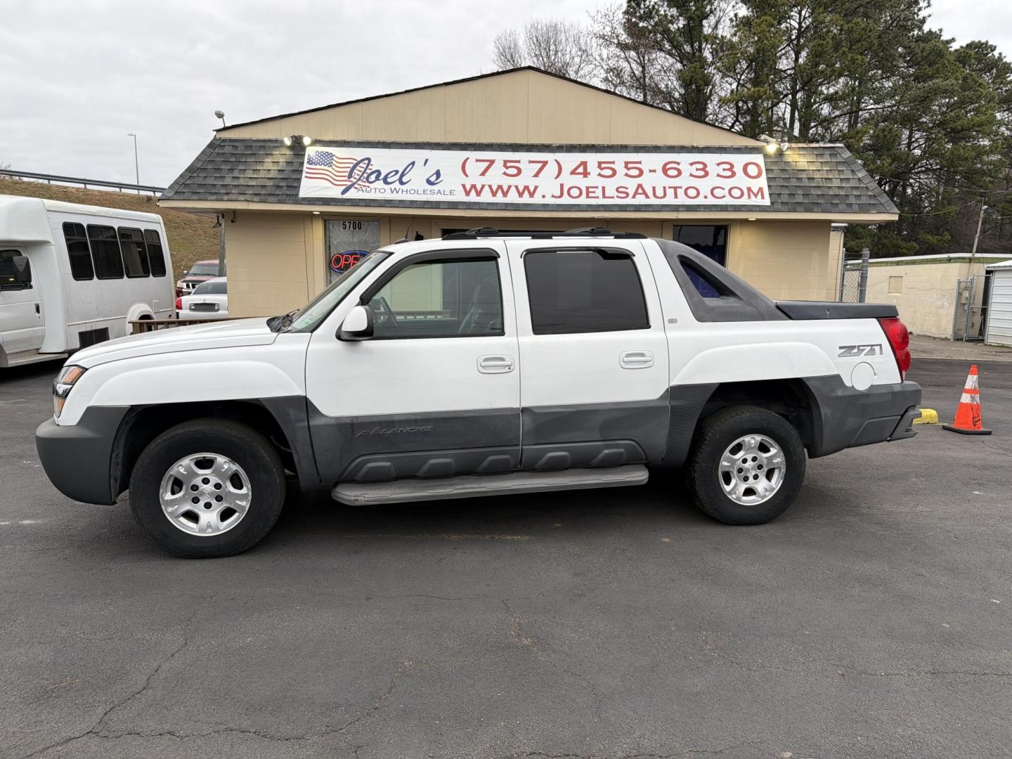 2005 White Chevrolet Avalanche 1500 4WD (3GNEK12Z45G) with an 5.3L V8 OHV 16V FFV engine, 4-Speed Automatic Overdrive transmission, located at 5700 Curlew Drive, Norfolk, VA, 23502, (757) 455-6330, 36.841885, -76.209412 - Photo#0