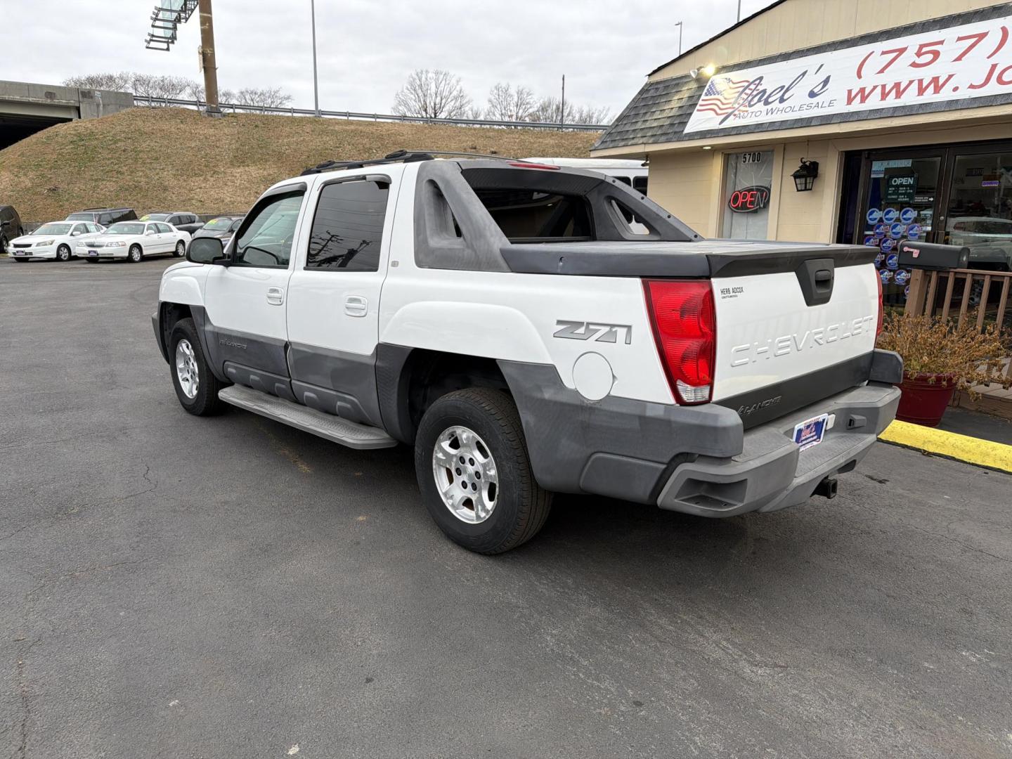 2005 White Chevrolet Avalanche 1500 4WD (3GNEK12Z45G) with an 5.3L V8 OHV 16V FFV engine, 4-Speed Automatic Overdrive transmission, located at 5700 Curlew Drive, Norfolk, VA, 23502, (757) 455-6330, 36.841885, -76.209412 - Photo#1