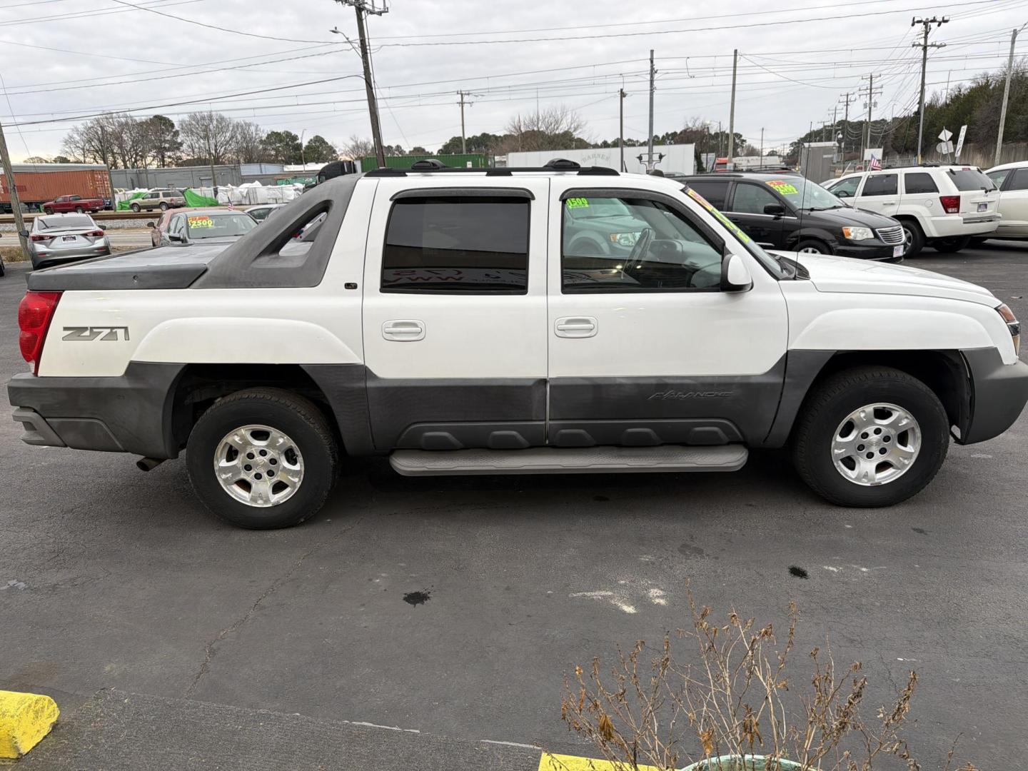 2005 White Chevrolet Avalanche 1500 4WD (3GNEK12Z45G) with an 5.3L V8 OHV 16V FFV engine, 4-Speed Automatic Overdrive transmission, located at 5700 Curlew Drive, Norfolk, VA, 23502, (757) 455-6330, 36.841885, -76.209412 - Photo#3