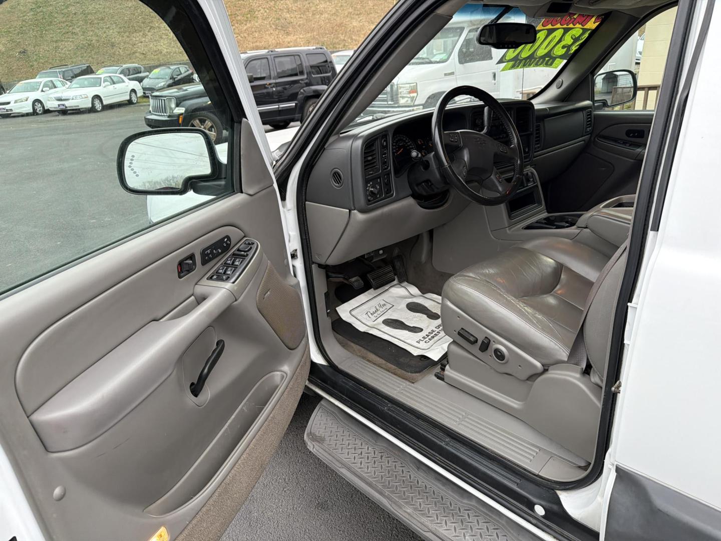 2005 White Chevrolet Avalanche 1500 4WD (3GNEK12Z45G) with an 5.3L V8 OHV 16V FFV engine, 4-Speed Automatic Overdrive transmission, located at 5700 Curlew Drive, Norfolk, VA, 23502, (757) 455-6330, 36.841885, -76.209412 - Photo#5