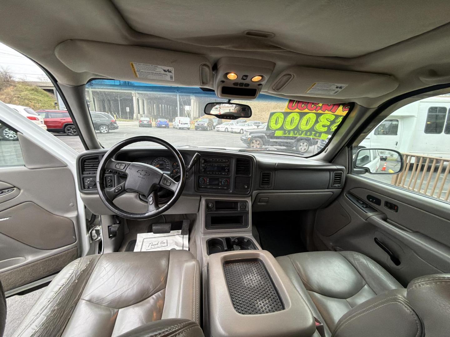 2005 White Chevrolet Avalanche 1500 4WD (3GNEK12Z45G) with an 5.3L V8 OHV 16V FFV engine, 4-Speed Automatic Overdrive transmission, located at 5700 Curlew Drive, Norfolk, VA, 23502, (757) 455-6330, 36.841885, -76.209412 - Photo#6