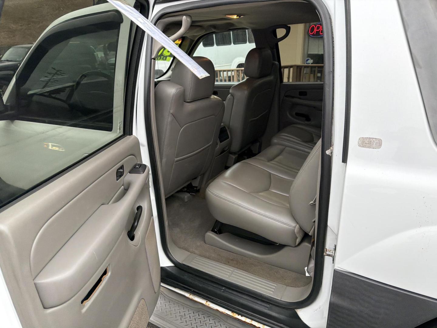 2005 White Chevrolet Avalanche 1500 4WD (3GNEK12Z45G) with an 5.3L V8 OHV 16V FFV engine, 4-Speed Automatic Overdrive transmission, located at 5700 Curlew Drive, Norfolk, VA, 23502, (757) 455-6330, 36.841885, -76.209412 - Photo#7