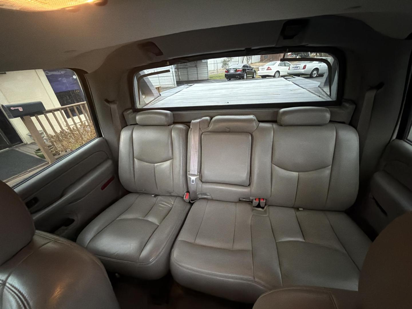 2005 White Chevrolet Avalanche 1500 4WD (3GNEK12Z45G) with an 5.3L V8 OHV 16V FFV engine, 4-Speed Automatic Overdrive transmission, located at 5700 Curlew Drive, Norfolk, VA, 23502, (757) 455-6330, 36.841885, -76.209412 - Photo#8