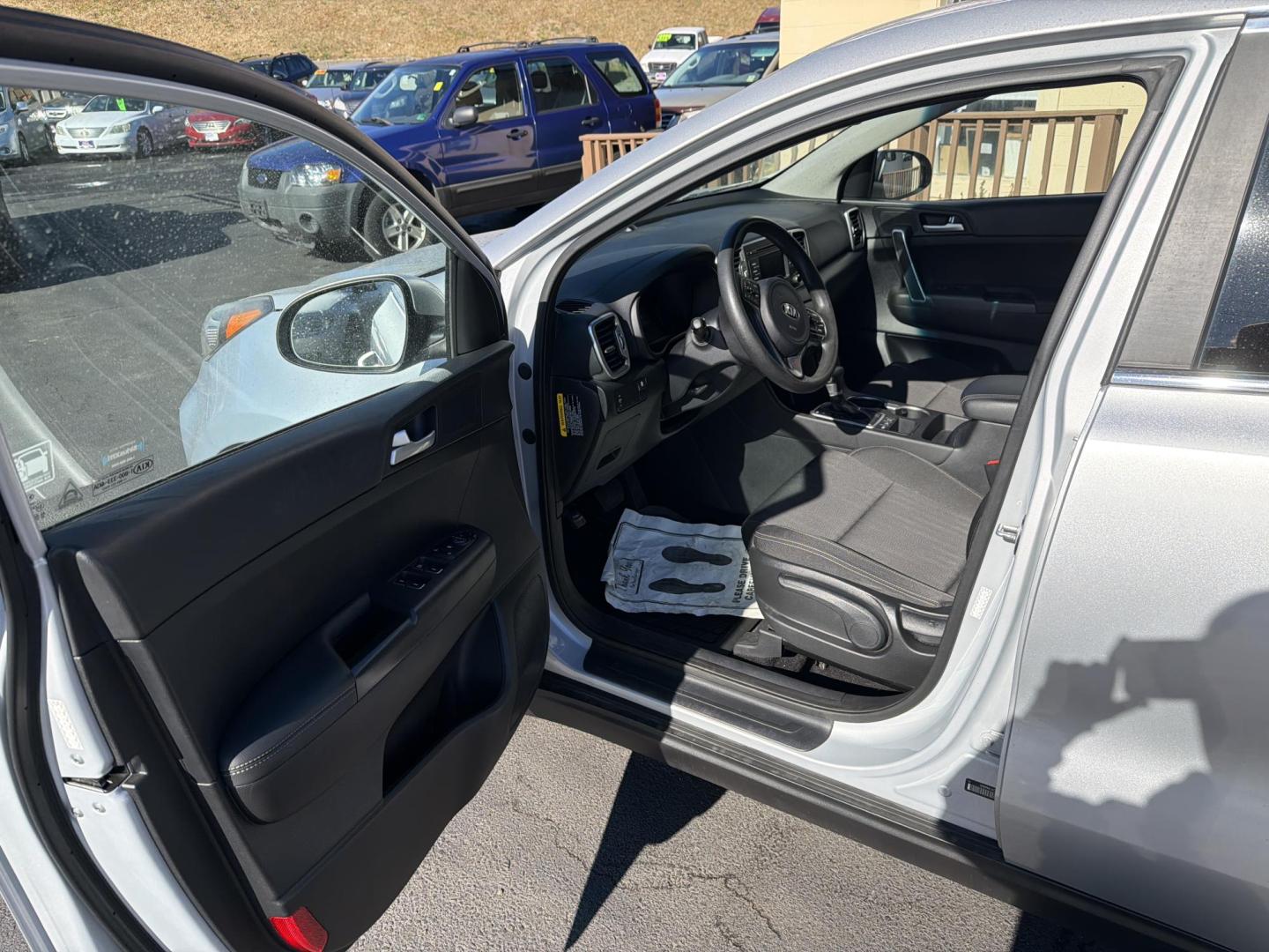 2019 Silver /black Kia Sportage LX AWD (KNDPMCAC6K7) with an 2.4L V6 DOHC 24V engine, 6A transmission, located at 5700 Curlew Drive, Norfolk, VA, 23502, (757) 455-6330, 36.841885, -76.209412 - Photo#5