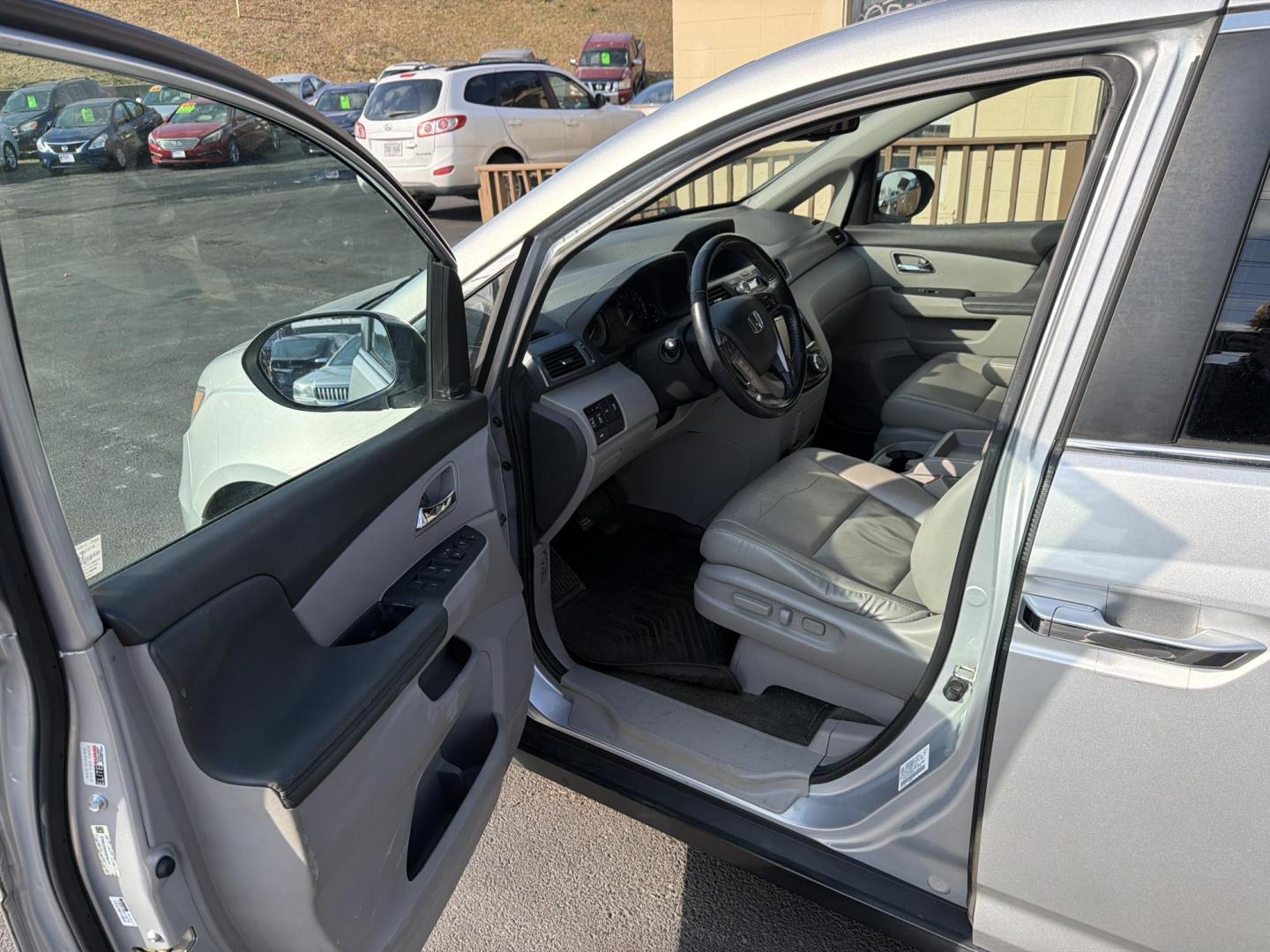 2014 Silver Honda Odyssey EX-L (5FNRL5H64EB) with an 3.5L V6 SOHC 24V engine, 6-Speed Automatic transmission, located at 5700 Curlew Drive, Norfolk, VA, 23502, (757) 455-6330, 36.841885, -76.209412 - Photo#5