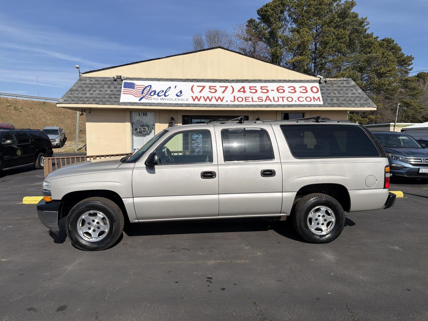 2006 Gold Chevrolet Suburban 1500 2WD (1GNEC16Z76J) with an 5.3L V8 OHV 16V FFV engine, 4-Speed Automatic Overdrive transmission, located at 5700 Curlew Drive, Norfolk, VA, 23502, (757) 455-6330, 36.841885, -76.209412 - Photo#0