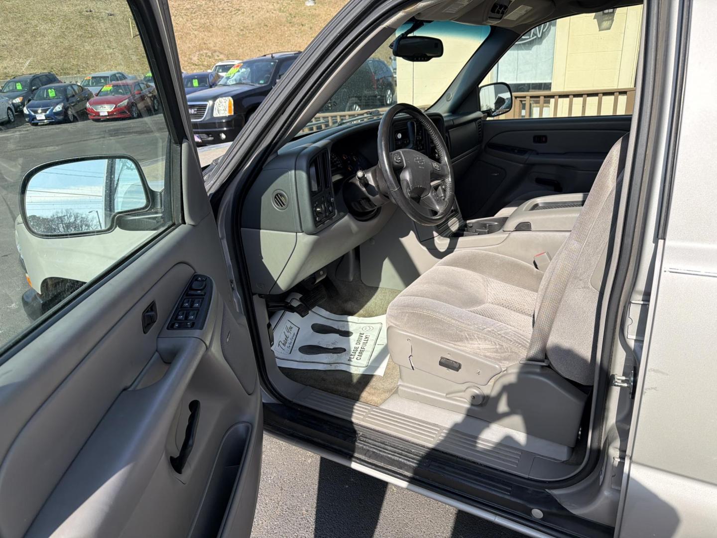 2006 Gold Chevrolet Suburban 1500 2WD (1GNEC16Z76J) with an 5.3L V8 OHV 16V FFV engine, 4-Speed Automatic Overdrive transmission, located at 5700 Curlew Drive, Norfolk, VA, 23502, (757) 455-6330, 36.841885, -76.209412 - Photo#5