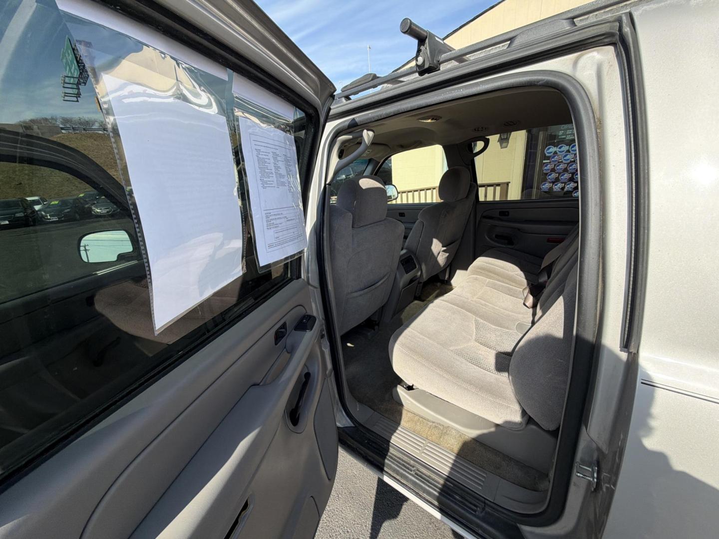2006 Gold Chevrolet Suburban 1500 2WD (1GNEC16Z76J) with an 5.3L V8 OHV 16V FFV engine, 4-Speed Automatic Overdrive transmission, located at 5700 Curlew Drive, Norfolk, VA, 23502, (757) 455-6330, 36.841885, -76.209412 - Photo#7