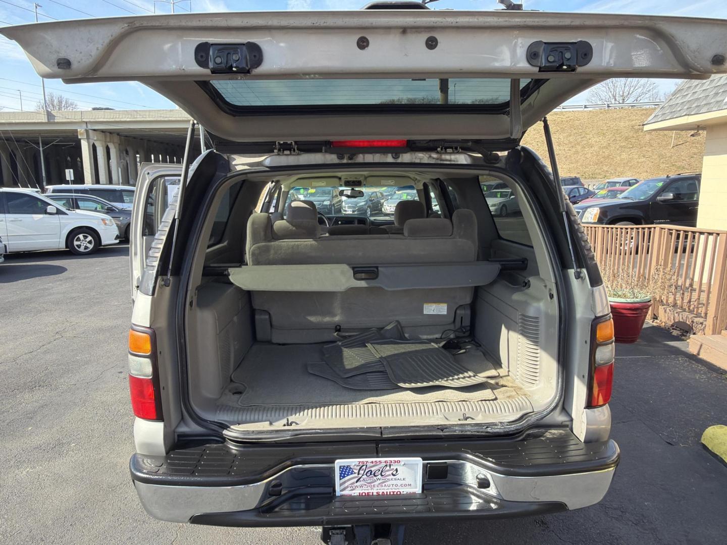 2006 Gold Chevrolet Suburban 1500 2WD (1GNEC16Z76J) with an 5.3L V8 OHV 16V FFV engine, 4-Speed Automatic Overdrive transmission, located at 5700 Curlew Drive, Norfolk, VA, 23502, (757) 455-6330, 36.841885, -76.209412 - Photo#10