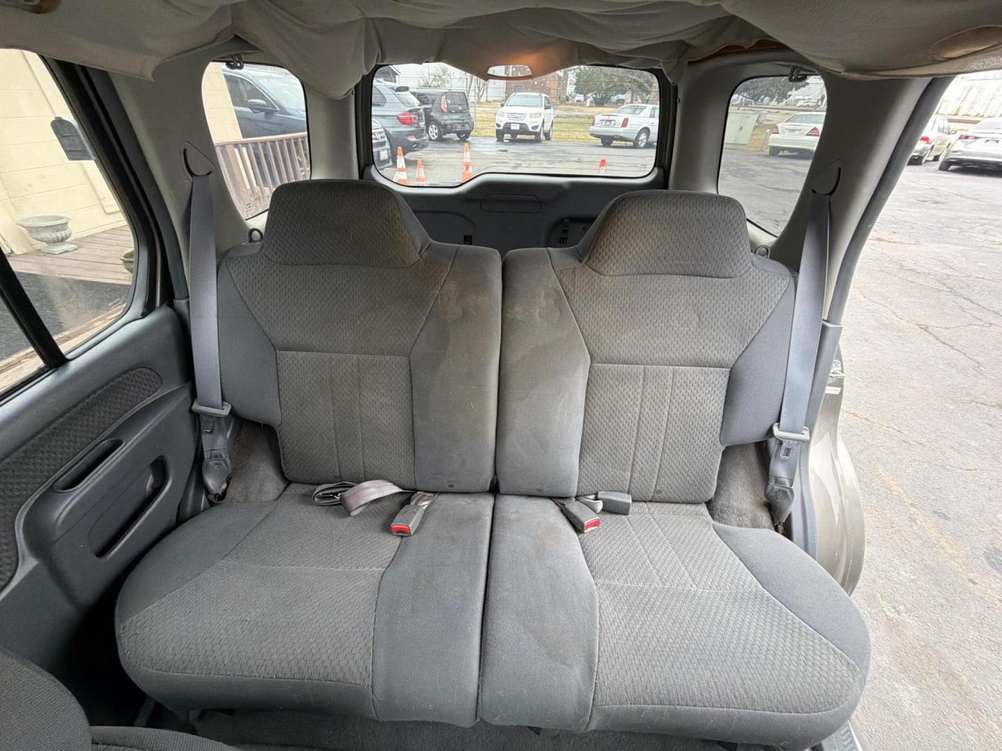 2004 Gray Nissan Xterra SE 2WD (5N1ED28T44C) with an 3.3L V6 SOHC 12V engine, 4-Speed Automatic Overdrive transmission, located at 5700 Curlew Drive, Norfolk, VA, 23502, (757) 455-6330, 36.841885, -76.209412 - Photo#9