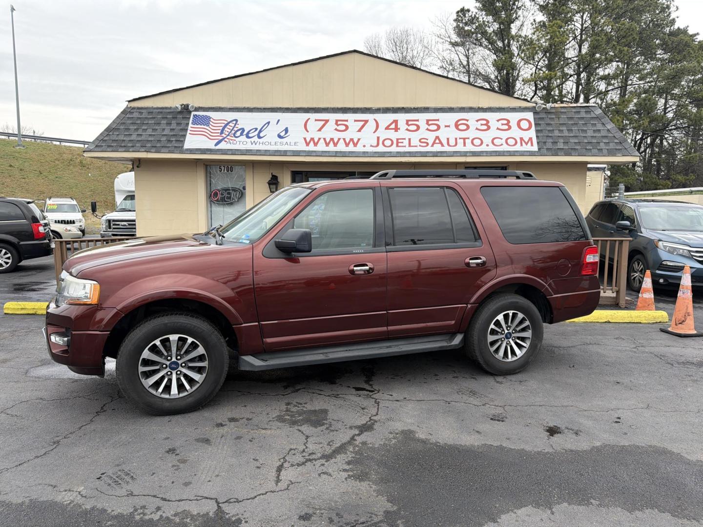 2017 Burgandy Ford Expedition XLT 4WD (1FMJU1JT6HE) with an 3.5L V6 DOHC 24V FFV engine, 6A transmission, located at 5700 Curlew Drive, Norfolk, VA, 23502, (757) 455-6330, 36.841885, -76.209412 - Photo#0