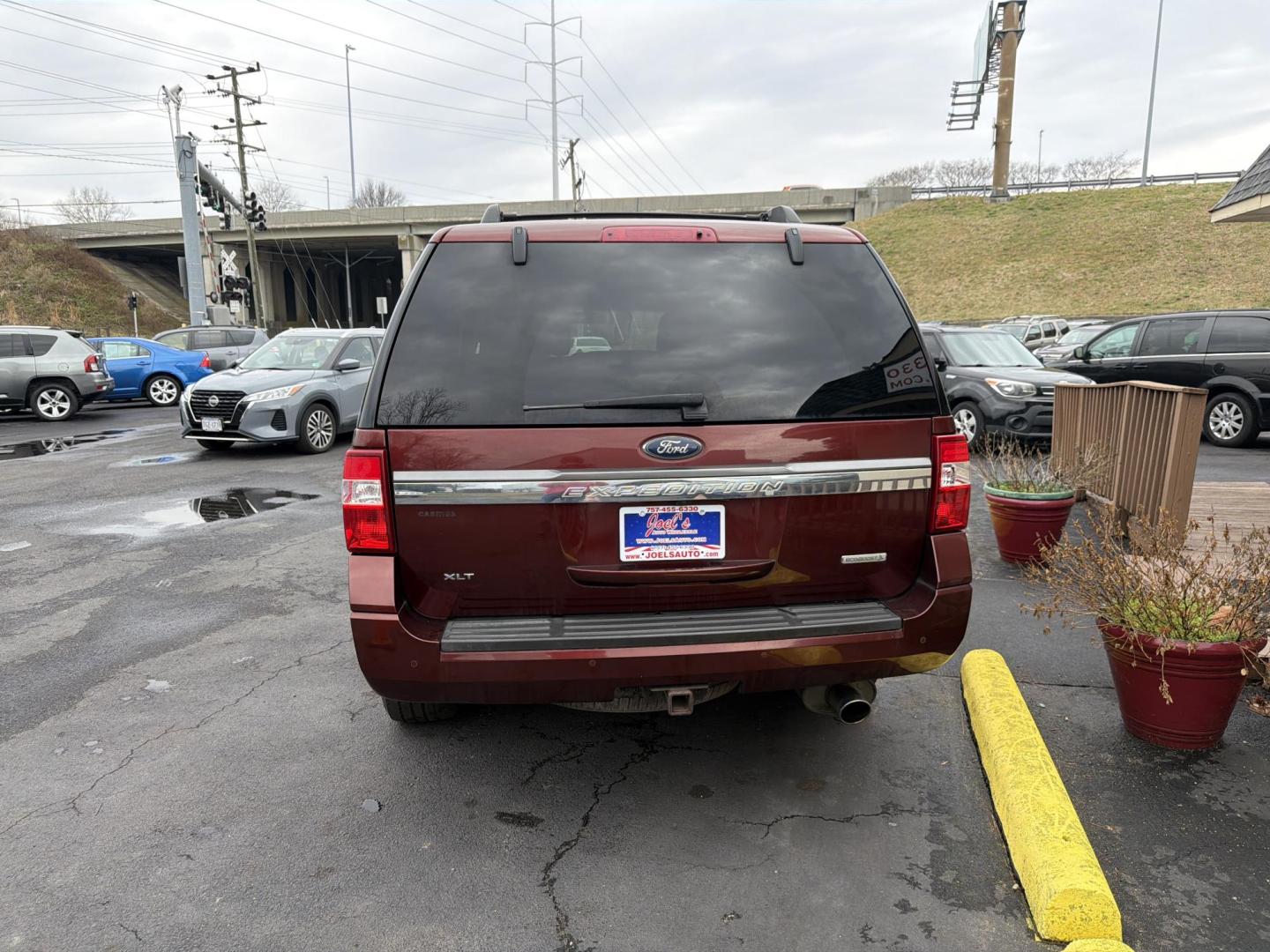 2017 Burgandy Ford Expedition XLT 4WD (1FMJU1JT6HE) with an 3.5L V6 DOHC 24V FFV engine, 6A transmission, located at 5700 Curlew Drive, Norfolk, VA, 23502, (757) 455-6330, 36.841885, -76.209412 - Photo#2