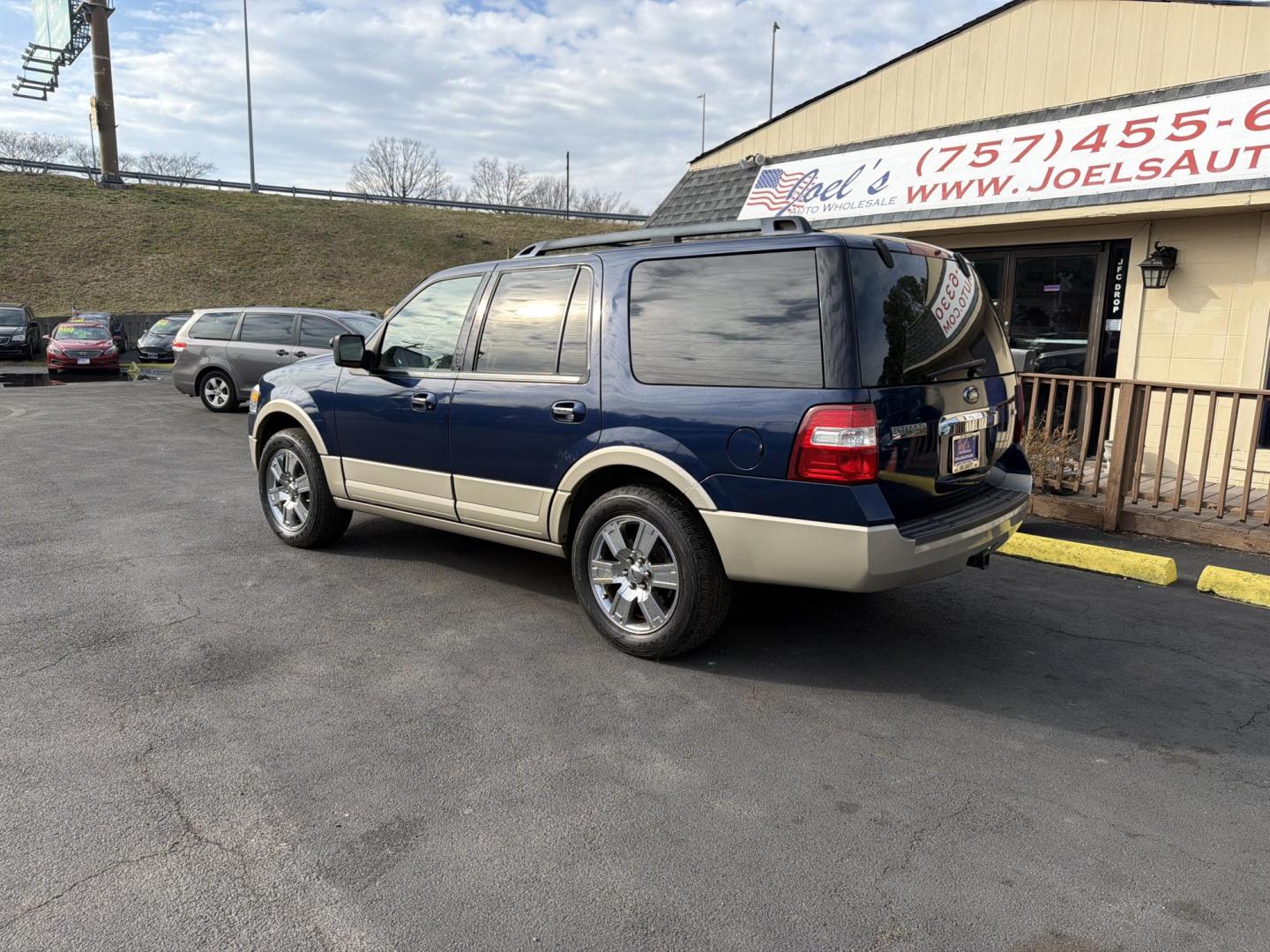 2009 Blue Ford Expedition Eddie Bauer 4WD (1FMFU18519E) with an 5.4L V8 SOHC 16V engine, 6-Speed Automatic transmission, located at 5700 Curlew Drive, Norfolk, VA, 23502, (757) 455-6330, 36.841885, -76.209412 - Photo#1