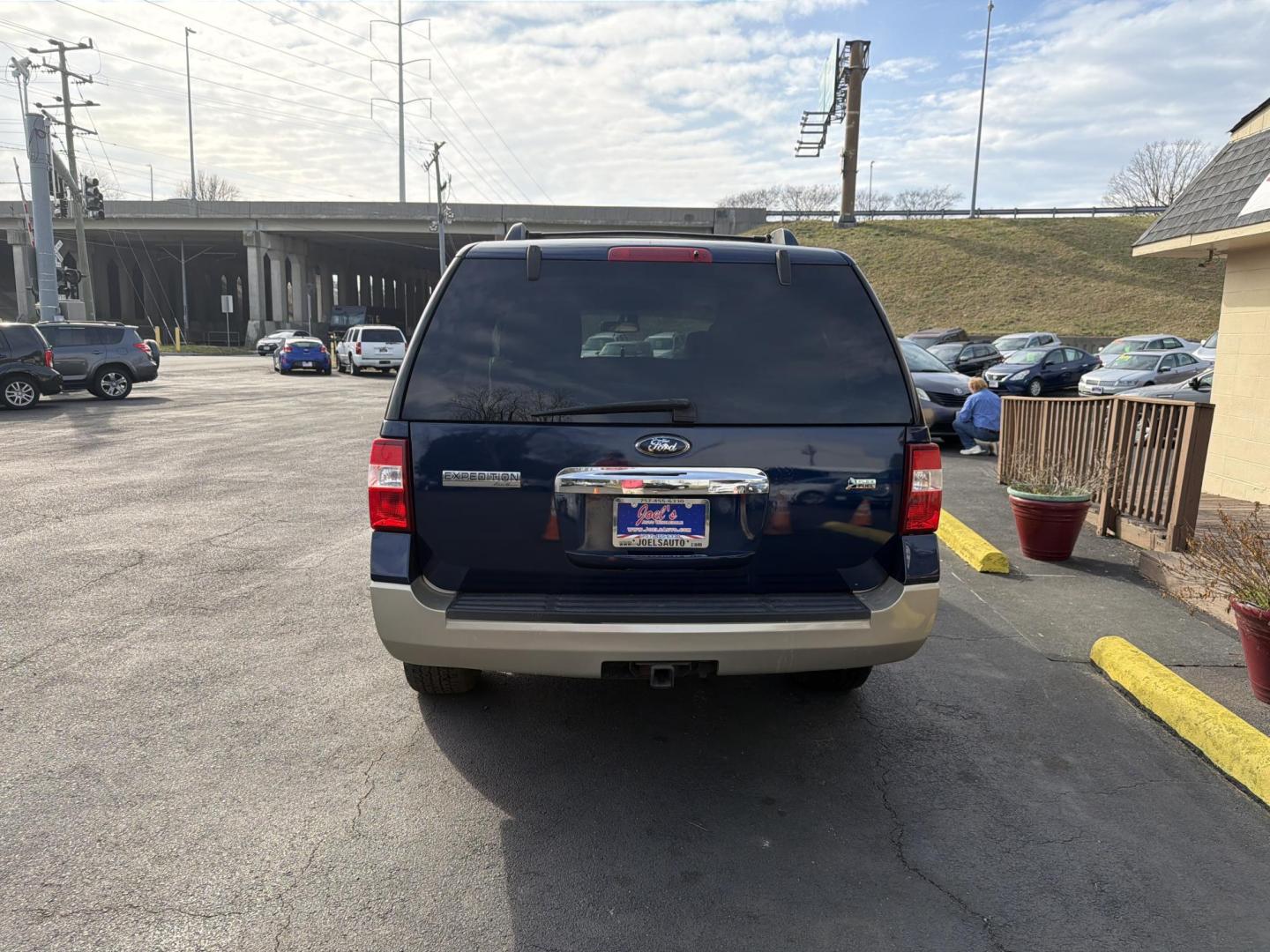 2009 Blue Ford Expedition Eddie Bauer 4WD (1FMFU18519E) with an 5.4L V8 SOHC 16V engine, 6-Speed Automatic transmission, located at 5700 Curlew Drive, Norfolk, VA, 23502, (757) 455-6330, 36.841885, -76.209412 - Photo#2
