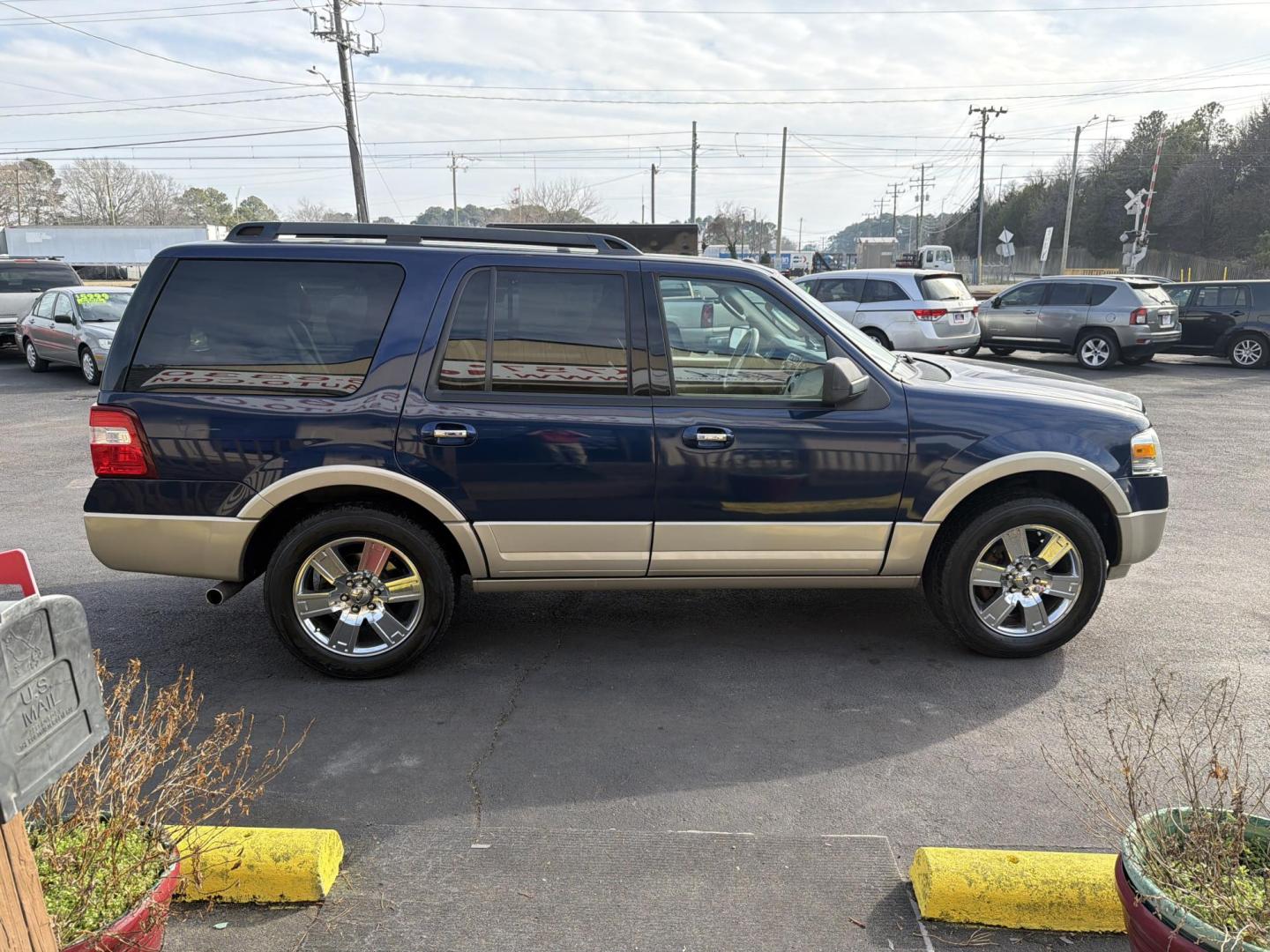2009 Blue Ford Expedition Eddie Bauer 4WD (1FMFU18519E) with an 5.4L V8 SOHC 16V engine, 6-Speed Automatic transmission, located at 5700 Curlew Drive, Norfolk, VA, 23502, (757) 455-6330, 36.841885, -76.209412 - Photo#3