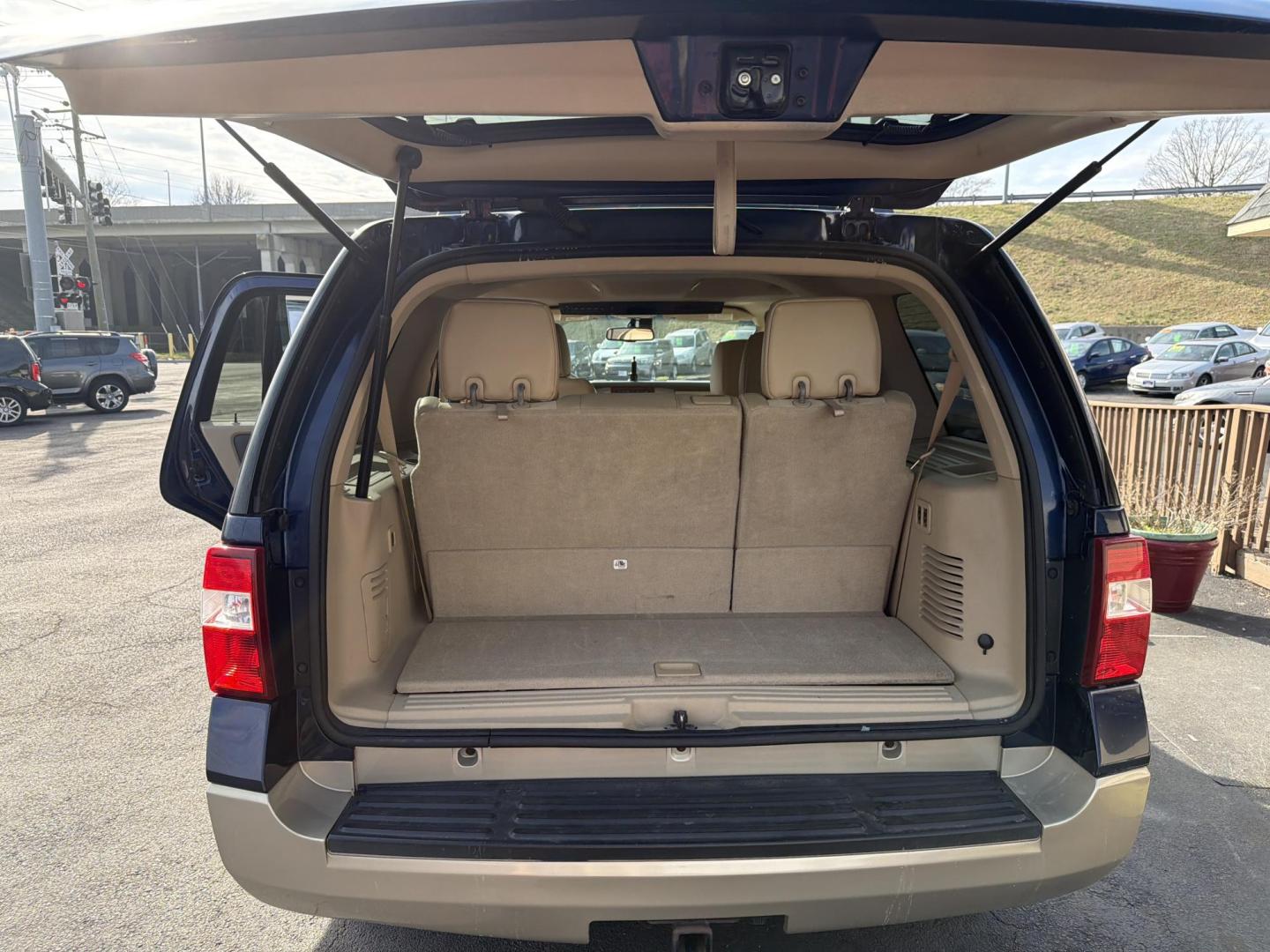 2009 Blue Ford Expedition Eddie Bauer 4WD (1FMFU18519E) with an 5.4L V8 SOHC 16V engine, 6-Speed Automatic transmission, located at 5700 Curlew Drive, Norfolk, VA, 23502, (757) 455-6330, 36.841885, -76.209412 - Photo#10