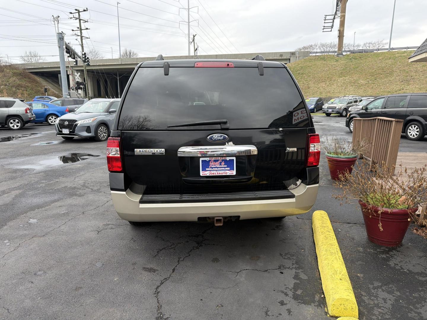 2009 Ford Expedition EL Eddie Bauer 4WD (1FMFK18579E) with an 5.4L V8 SOHC 16V engine, 6-Speed Automatic transmission, located at 5700 Curlew Drive, Norfolk, VA, 23502, (757) 455-6330, 36.841885, -76.209412 - Photo#2