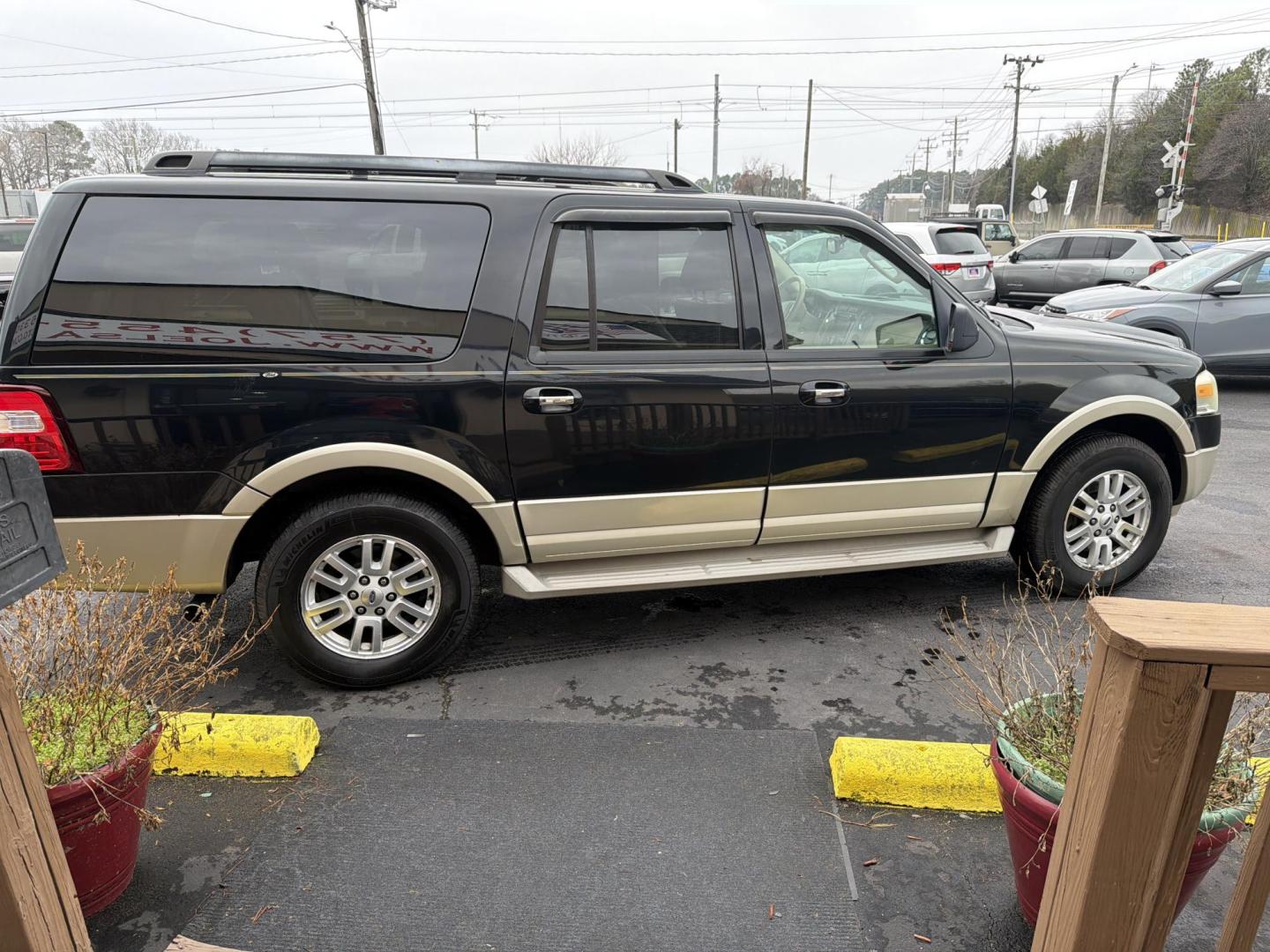 2009 Ford Expedition EL Eddie Bauer 4WD (1FMFK18579E) with an 5.4L V8 SOHC 16V engine, 6-Speed Automatic transmission, located at 5700 Curlew Drive, Norfolk, VA, 23502, (757) 455-6330, 36.841885, -76.209412 - Photo#3