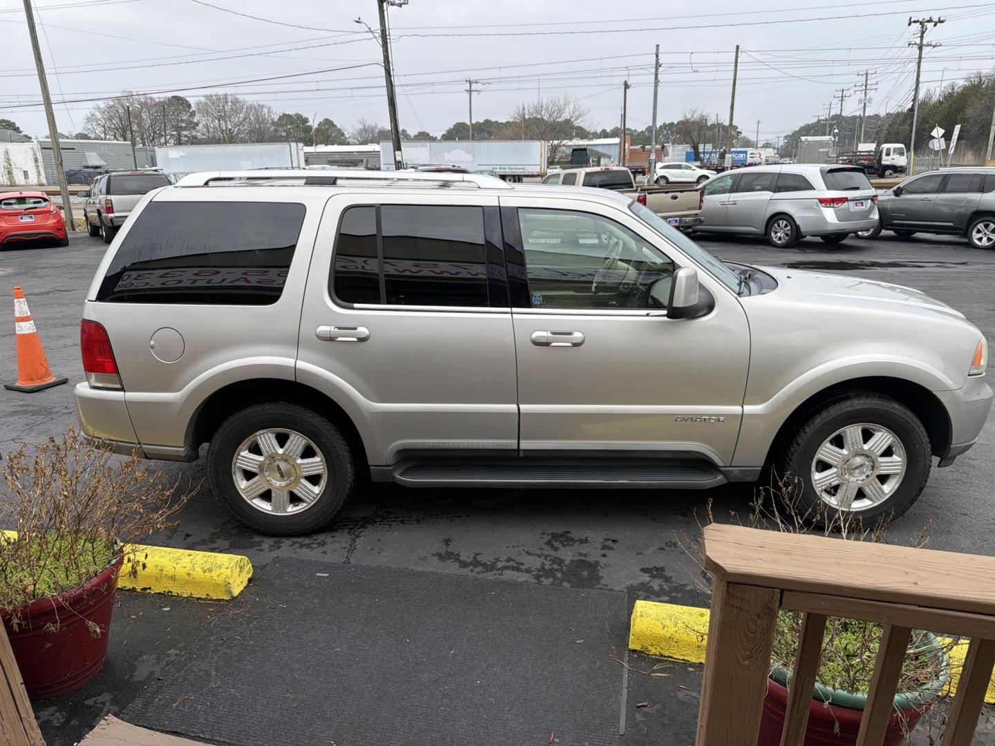 2004 Silver /gray Lincoln Aviator (5LMEU88H94Z) with an 4.6L V8 DOHC 32V engine, Automatic transmission, located at 5700 Curlew Drive, Norfolk, VA, 23502, (757) 455-6330, 36.841885, -76.209412 - Photo#3