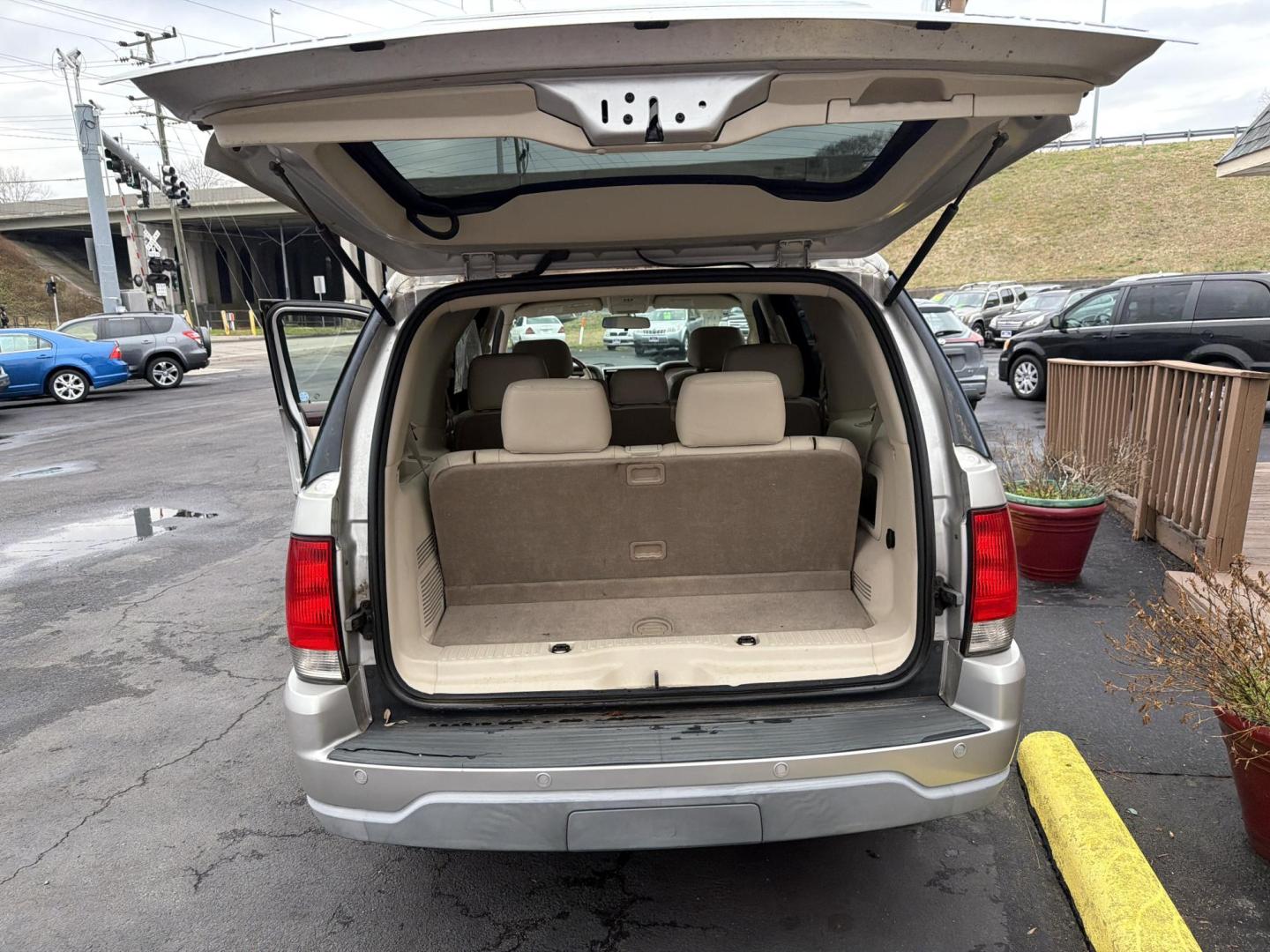 2004 Silver /gray Lincoln Aviator (5LMEU88H94Z) with an 4.6L V8 DOHC 32V engine, Automatic transmission, located at 5700 Curlew Drive, Norfolk, VA, 23502, (757) 455-6330, 36.841885, -76.209412 - Photo#10