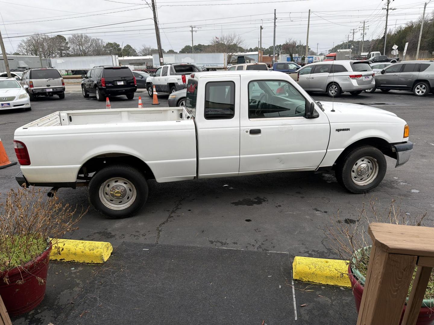 2005 White /Gray Ford Ranger (1FTYR14U25P) with an 3.0L V6 OHV 12V engine, Automatic transmission, located at 5700 Curlew Drive, Norfolk, VA, 23502, (757) 455-6330, 36.841885, -76.209412 - Photo#3