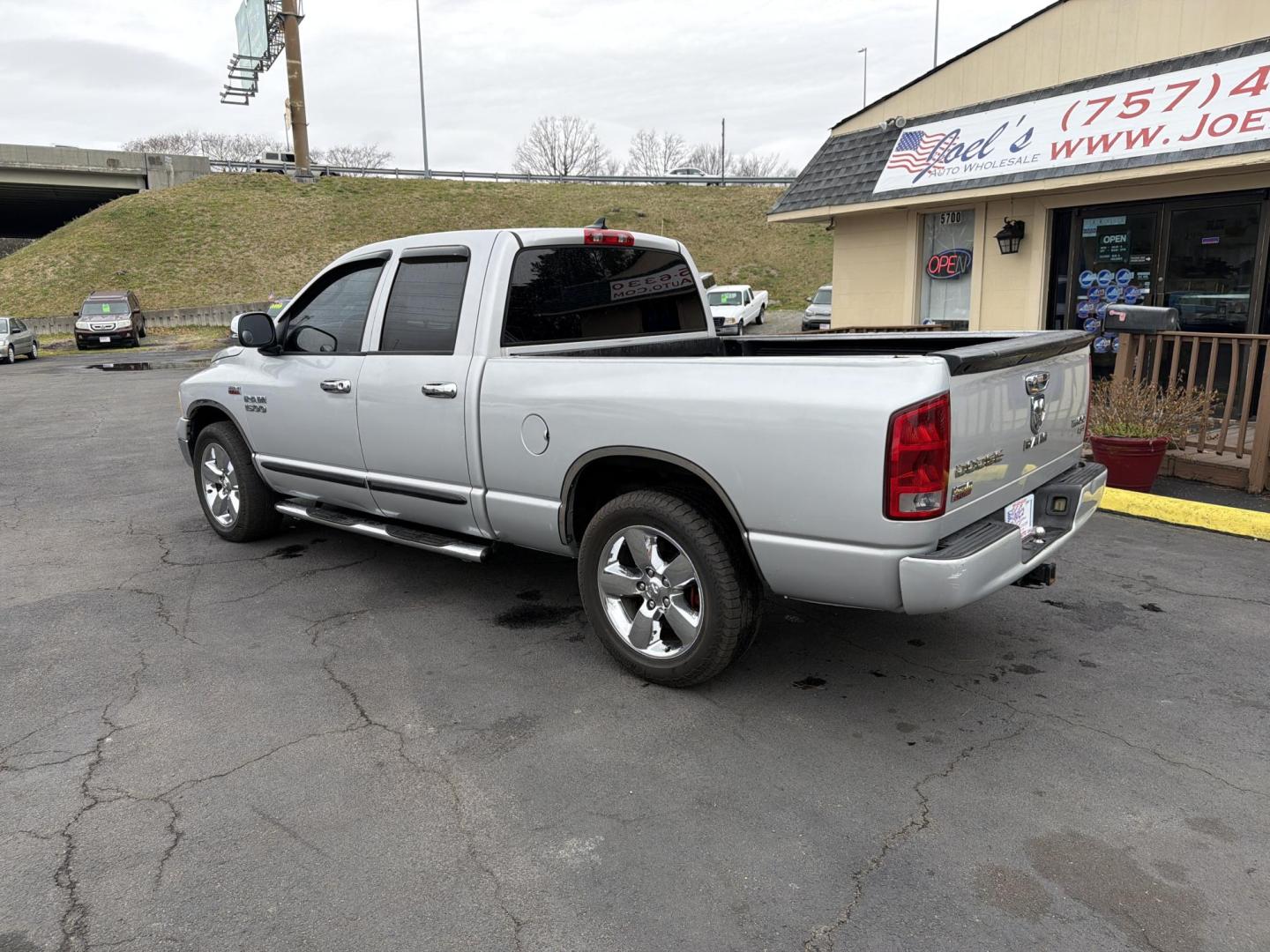 2005 Silver Dodge Ram 1500 Laramie Quad Cab Long Bed 2WD (1D7HA18DX5S) with an 5.7L V8 OHV 16V engine, 5-Speed Automatic Overdrive transmission, located at 5700 Curlew Drive, Norfolk, VA, 23502, (757) 455-6330, 36.841885, -76.209412 - Photo#1