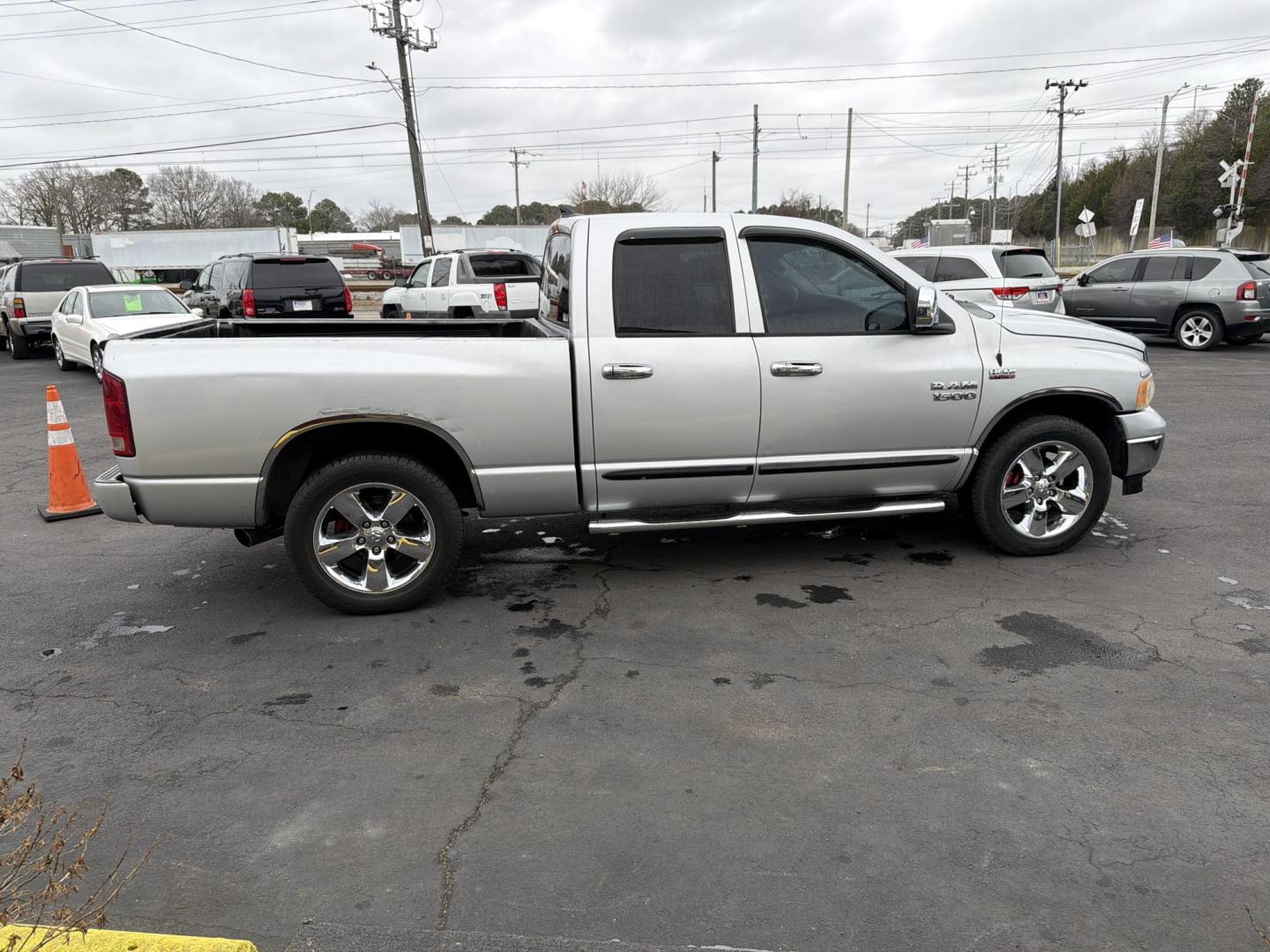 2005 Silver Dodge Ram 1500 Laramie Quad Cab Long Bed 2WD (1D7HA18DX5S) with an 5.7L V8 OHV 16V engine, 5-Speed Automatic Overdrive transmission, located at 5700 Curlew Drive, Norfolk, VA, 23502, (757) 455-6330, 36.841885, -76.209412 - Photo#3