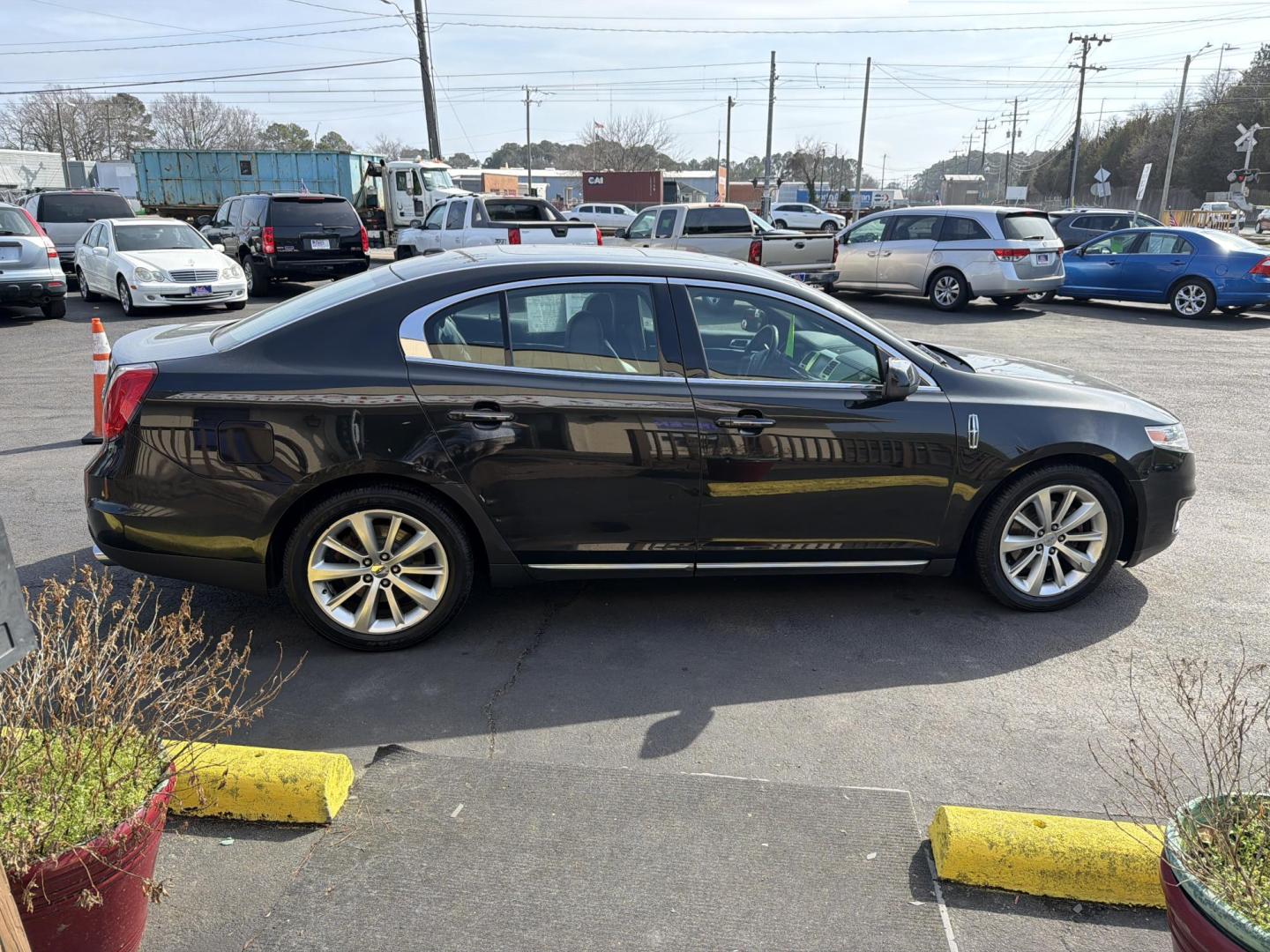 2009 Black Lincoln MKS AWD (1LNHM94R29G) with an 3.7L V6 DOHC 24V engine, 6-Speed Automatic Overdrive transmission, located at 5700 Curlew Drive, Norfolk, VA, 23502, (757) 455-6330, 36.841885, -76.209412 - Photo#3