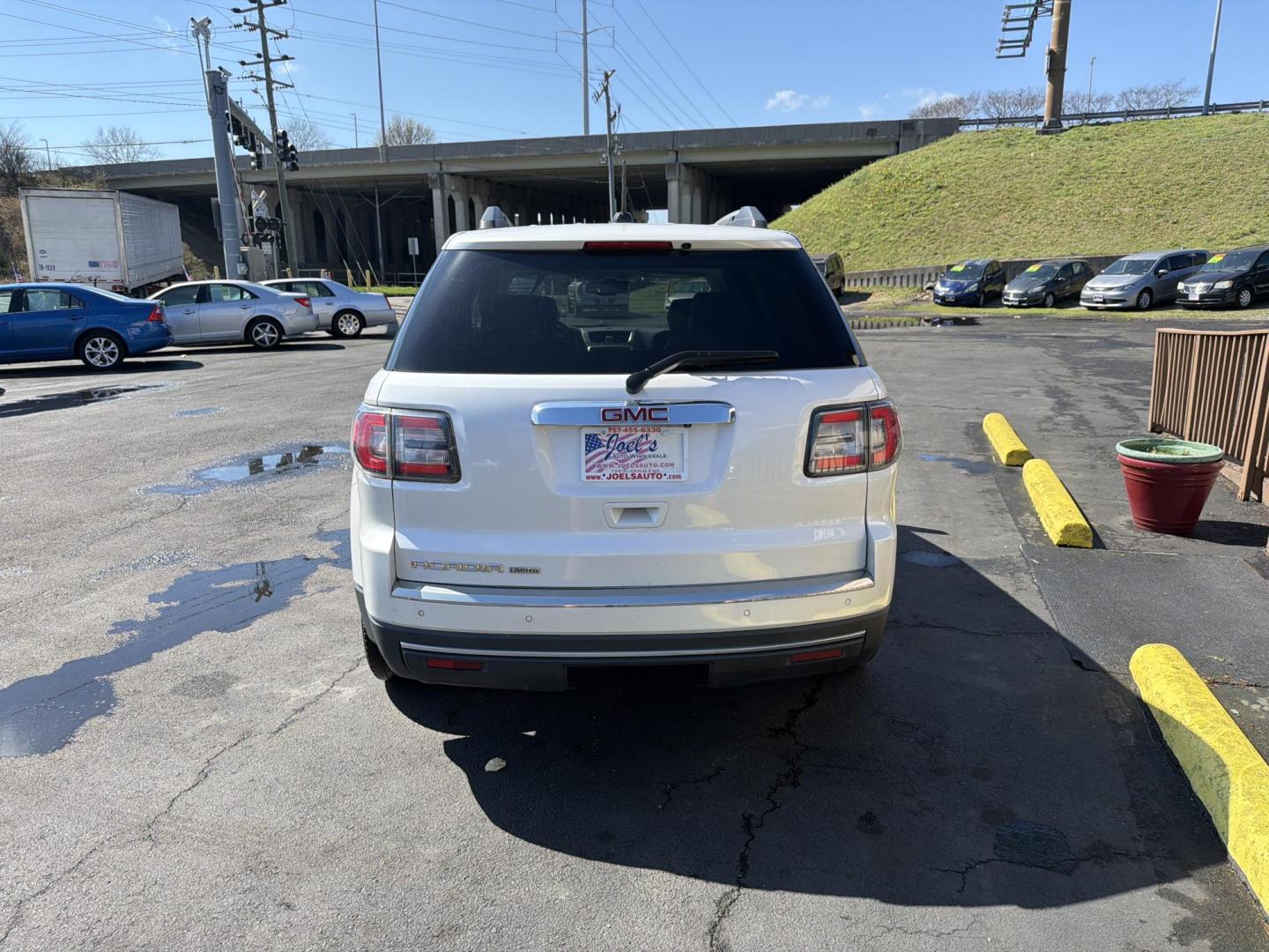 2017 WHITE GMC Acadia SLT-2 FWD (1GKKRSKD0HJ) with an 3.6L V6 DOHC 24V engine, 6A transmission, located at 5700 Curlew Drive, Norfolk, VA, 23502, (757) 455-6330, 36.841885, -76.209412 - Photo#2