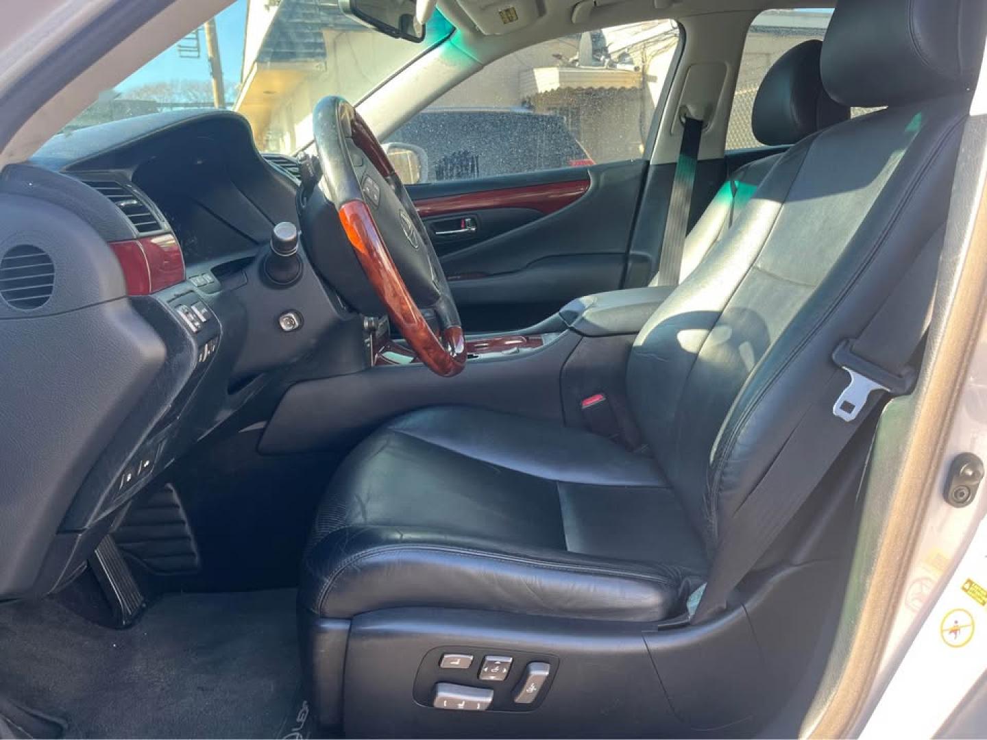 2008 WHITE /Black Lexus LS 460 Luxury Sedan (JTHBL46F185) with an 4.6L V8 DOHC 32V engine, 8-Speed Automatic Overdrive transmission, located at 5700 Curlew Drive, Norfolk, VA, 23502, (757) 455-6330, 36.841885, -76.209412 - Photo#8