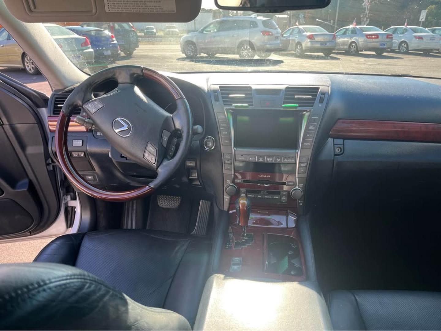 2008 WHITE /Black Lexus LS 460 Luxury Sedan (JTHBL46F185) with an 4.6L V8 DOHC 32V engine, 8-Speed Automatic Overdrive transmission, located at 5700 Curlew Drive, Norfolk, VA, 23502, (757) 455-6330, 36.841885, -76.209412 - Photo#12