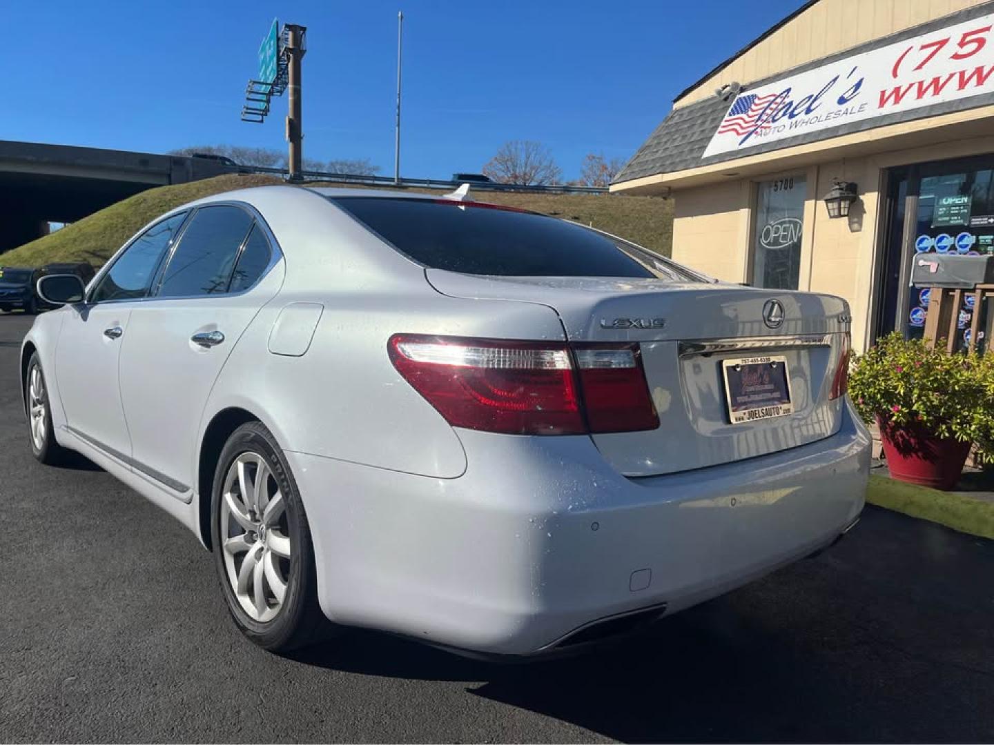 2008 WHITE /Black Lexus LS 460 Luxury Sedan (JTHBL46F185) with an 4.6L V8 DOHC 32V engine, 8-Speed Automatic Overdrive transmission, located at 5700 Curlew Drive, Norfolk, VA, 23502, (757) 455-6330, 36.841885, -76.209412 - Photo#5