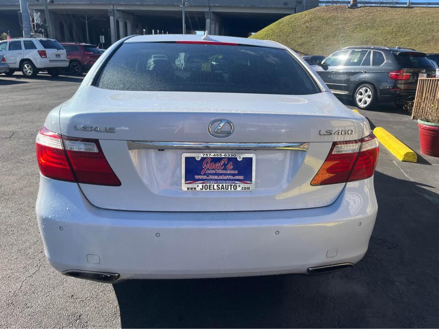 2008 WHITE /Black Lexus LS 460 Luxury Sedan (JTHBL46F185) with an 4.6L V8 DOHC 32V engine, 8-Speed Automatic Overdrive transmission, located at 5700 Curlew Drive, Norfolk, VA, 23502, (757) 455-6330, 36.841885, -76.209412 - Photo#6