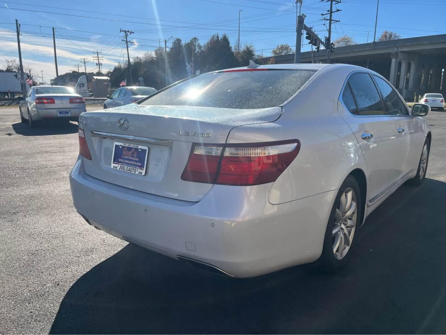 2008 WHITE /Black Lexus LS 460 Luxury Sedan (JTHBL46F185) with an 4.6L V8 DOHC 32V engine, 8-Speed Automatic Overdrive transmission, located at 5700 Curlew Drive, Norfolk, VA, 23502, (757) 455-6330, 36.841885, -76.209412 - Photo#4