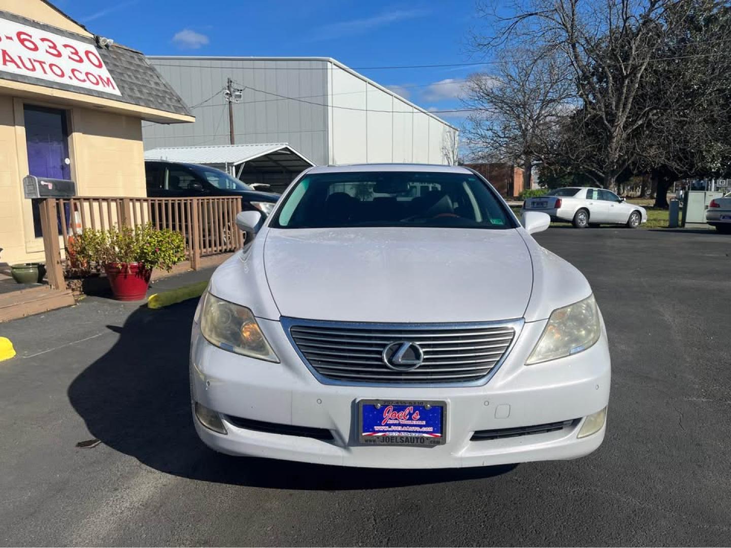 2008 WHITE /Black Lexus LS 460 Luxury Sedan (JTHBL46F185) with an 4.6L V8 DOHC 32V engine, 8-Speed Automatic Overdrive transmission, located at 5700 Curlew Drive, Norfolk, VA, 23502, (757) 455-6330, 36.841885, -76.209412 - Photo#2