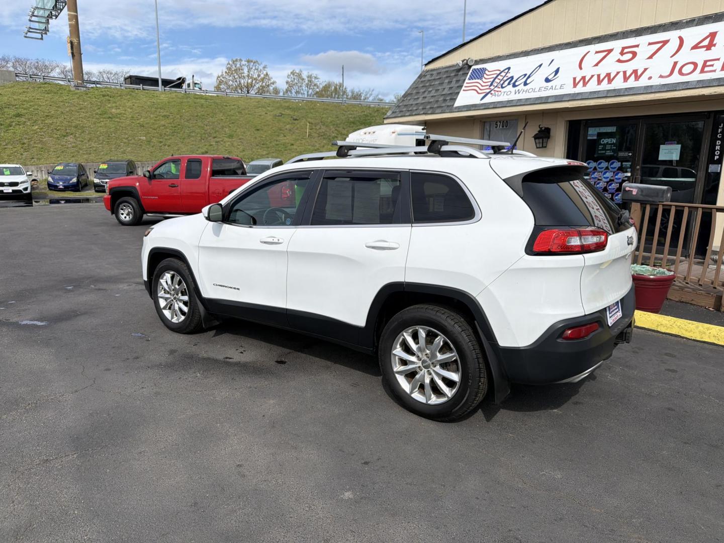 2015 WHITE Jeep Cherokee Limited FWD (1C4PJLDS3FW) with an 3.2L V6 DOHC 24V engine, 9-Speed Automatic transmission, located at 5700 Curlew Drive, Norfolk, VA, 23502, (757) 455-6330, 36.841885, -76.209412 - Photo#1