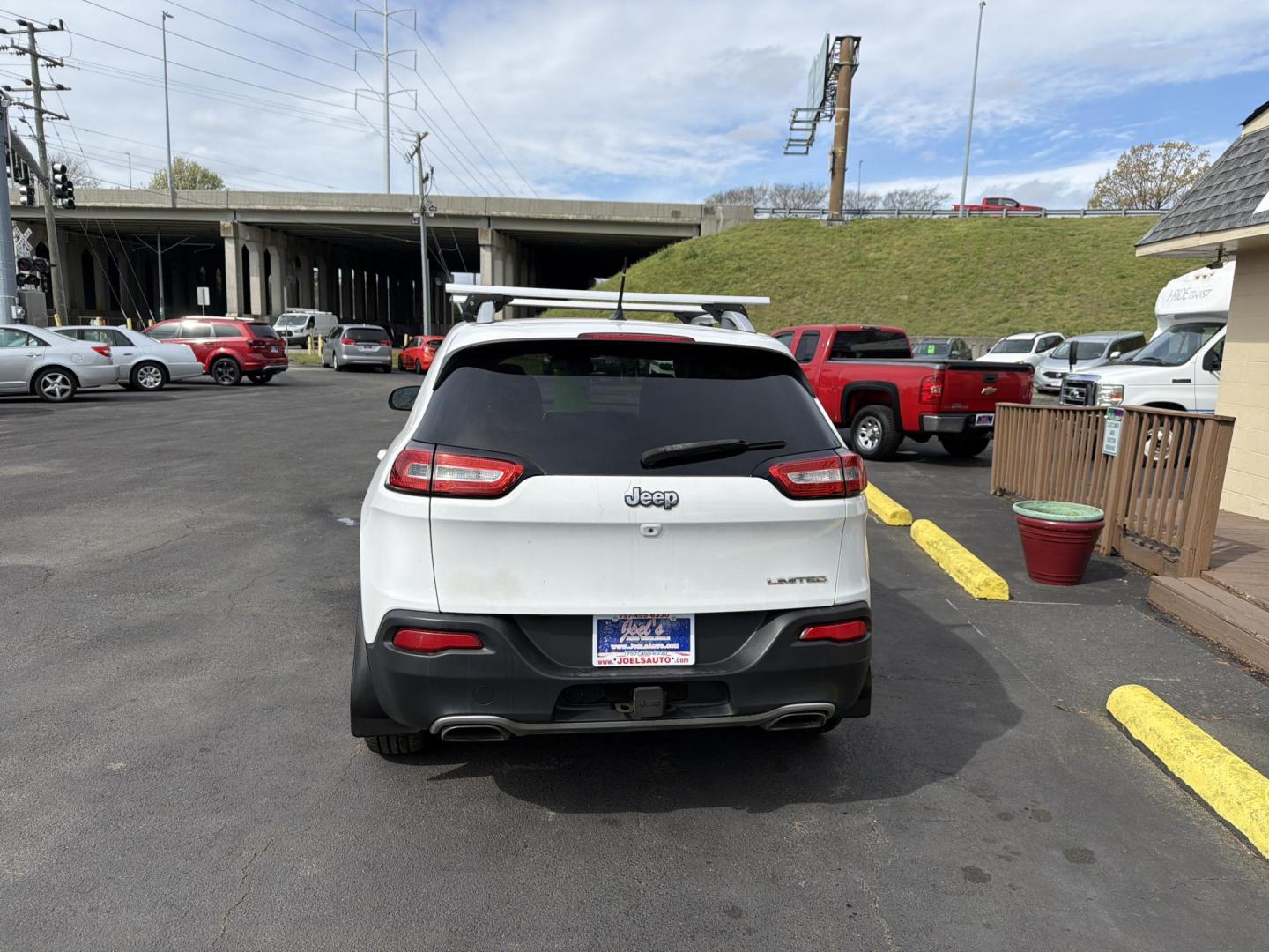 2015 WHITE Jeep Cherokee Limited FWD (1C4PJLDS3FW) with an 3.2L V6 DOHC 24V engine, 9-Speed Automatic transmission, located at 5700 Curlew Drive, Norfolk, VA, 23502, (757) 455-6330, 36.841885, -76.209412 - Photo#2